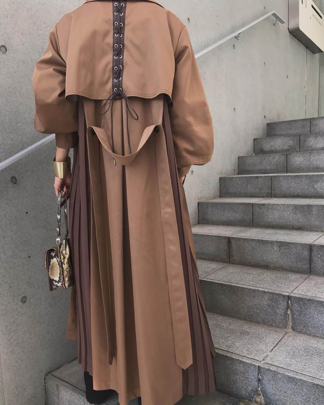 黒石奈央子さんのインスタグラム写真 - (黒石奈央子Instagram)「あめりふく。 . BALOON SLEEVE PLEATS TRENCH ¥27700+tax 8/9 LACY FUSUMA KNIT TOP ¥15700+tax 8/9 LACY FUSUMA KNIT PT ¥16600+tax 8/9 靴 バッグ  AW アクセ  AW . . バックコンシャスシリーズの新作！ 先行でももちろん人気上位品番！ 今年はレースアップにしたよ！ .  @ameri_shinjuku @amerivintage @ameri_daikanyama @ameri.shinsaibashi #ameri#amerivintage #fashion #coordinate#ootd#outfit#osanposnap #705_outfit #大人ファッション #大人コーディネート #大人スタイル #modestyle #modefashion#modecasual」8月6日 21時03分 - blackstone705