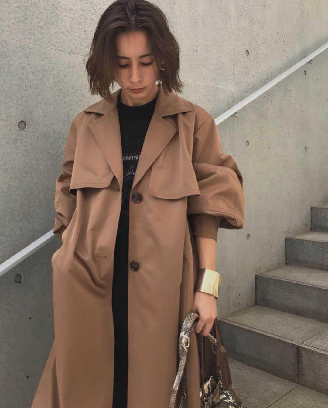 黒石奈央子さんのインスタグラム写真 - (黒石奈央子Instagram)「あめりふく。 . BALOON SLEEVE PLEATS TRENCH ¥27700+tax 8/9 LACY FUSUMA KNIT TOP ¥15700+tax 8/9 LACY FUSUMA KNIT PT ¥16600+tax 8/9 靴 バッグ  AW アクセ  AW . . バックコンシャスシリーズの新作！ 先行でももちろん人気上位品番！ 今年はレースアップにしたよ！ .  @ameri_shinjuku @amerivintage @ameri_daikanyama @ameri.shinsaibashi #ameri#amerivintage #fashion #coordinate#ootd#outfit#osanposnap #705_outfit #大人ファッション #大人コーディネート #大人スタイル #modestyle #modefashion#modecasual」8月6日 21時03分 - blackstone705