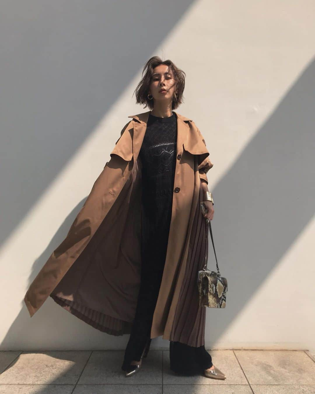 黒石奈央子さんのインスタグラム写真 - (黒石奈央子Instagram)「あめりふく。 . BALOON SLEEVE PLEATS TRENCH ¥27700+tax 8/9 LACY FUSUMA KNIT TOP ¥15700+tax 8/9 LACY FUSUMA KNIT PT ¥16600+tax 8/9 靴 バッグ  AW アクセ  AW . . バックコンシャスシリーズの新作！ 先行でももちろん人気上位品番！ 今年はレースアップにしたよ！ .  @ameri_shinjuku @amerivintage @ameri_daikanyama @ameri.shinsaibashi #ameri#amerivintage #fashion #coordinate#ootd#outfit#osanposnap #705_outfit #大人ファッション #大人コーディネート #大人スタイル #modestyle #modefashion#modecasual」8月6日 21時03分 - blackstone705