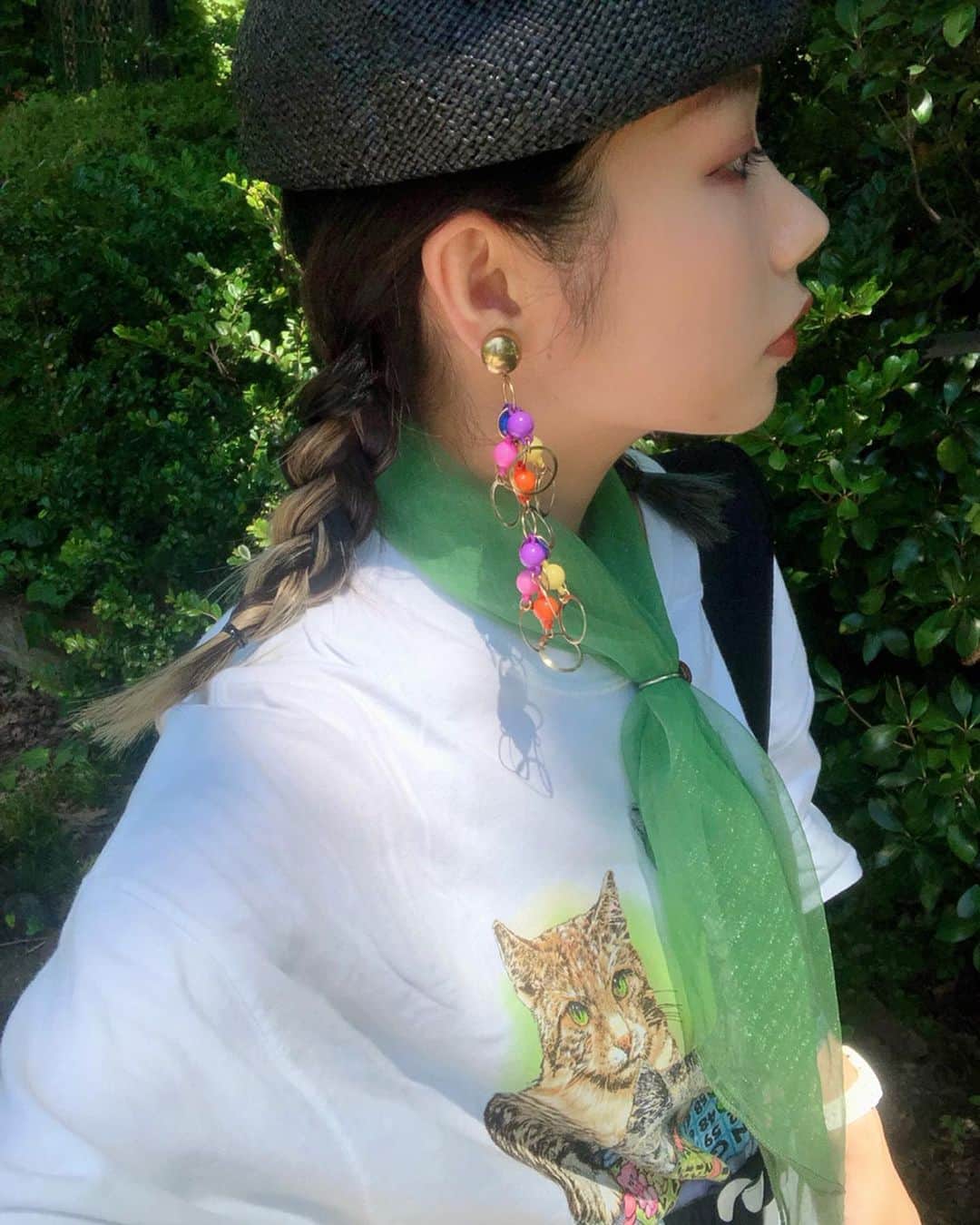 相羽瑠奈さんのインスタグラム写真 - (相羽瑠奈Instagram)「🐱♥︎ 👒﻿ ﻿ 私はいつも何か１つアイテムを決めてからそれに合わせていくことが多いのだけど、今日はこのお気に入りの猫帽子を👒♥︎﻿ ﻿ Tシャツも猫にしようよと私の頭が言ってきたので、これまたお気に入りのビンゴをしてる猫ちゃんずT 🐱ビッグTを着るとき、上からこうやってベルトで締めるのが好き。上下白とベージュっていう淡い合わせだったのでベルトは黒で締めました➖﻿ ﻿ 両端にいる猫ちゃんに合わせてパンツはベージュに🏛 ラインパンツ、ベージュが人気でSサイズが本日SOLD…！私は160cmでMサイズを履いています。（最後の写真で丈感が伝わるかなー？）﻿ ﻿ そしてそして今日のアクセサリーたちめっちゃお気に入り！🔮☄️🌎 Tシャツのプリントのカラフルとリンクさせた。﻿はあイヤリングかわいいっ … 中指の指輪はさくらちゃんのフリマで薬指は昔友達からもらった、よく見ると7人の小人🎅🏻🎅🏻🎅🏻🎅🏻🎅🏻🎅🏻🎅🏻 ﻿ 靴下はスカーフに合わせてグリーン💚﻿ ﻿ hat @ypon_yutaka_matsubara / tops @otoelogy / scarf,belt @rrr_vintage / pants @rrr_tokyo / earring,ring @sometimes_store / ring @disney / #runasfashion #ootd」8月6日 21時05分 - rone.runa