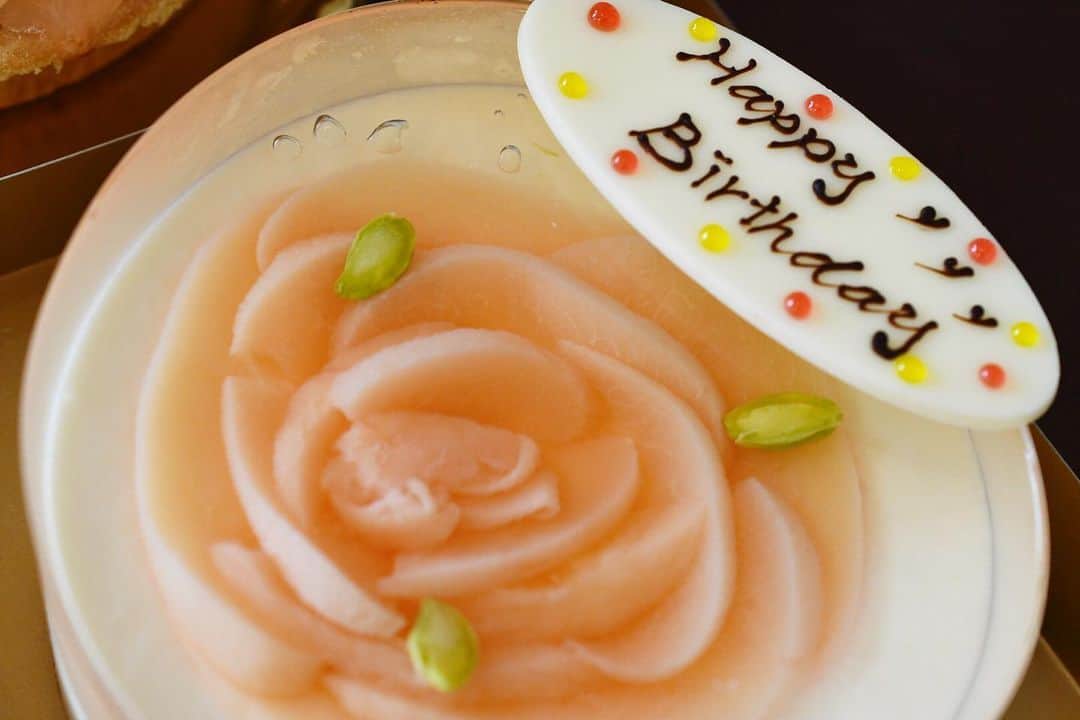Yuka Maeda ::manicurelistのインスタグラム：「ほんらしゃん @yuki_cadenas の誕生日ケーキ🎂まで😭💓 前のポストのおきゃくさまから🤢😭💓 ぷるんぷるんて美味しすぎました😭💓 もっともっと頑張らなきゃ！と カツ！入りました💪☹️✨✨✨✨ ほんとにありがとうございました😭❤️❤️ CADENASスタッフさんともお客様とも日常がほんとに笑顔がいっぱい、というかしょーもないこと話して爆笑が絶えないので（笑） 店に居れる時間が今は短くなってしまったけどとっても大切な場所です…☺️❤️ 👧🏻さんは過去最高のイヤイヤ期に突入致しまして（笑） 全部全てが嫌な模様😨コンマ1秒で瞬間湯沸かし器😅 ころころ怒ってる内容がたぶん変わっていそうで、たぶん全然わかってあげられてなくて申し訳ない😨😨けど頑張ってるつもりやけどほんまにわからん時多い😂  スーパーのど真ん中で急にギャン泣きしながらなにかに怒って、座り込んで謎のブチギレ😤ぎゃー！いやー！エーン！！ なんで怒ってるのかわからにゃいーーー😨😨😨怒り方こわいよお😱😱さっきまで笑ってたではないかーー😱 人多くて冷や汗😱😱💦 たくさんお話ししてくれるようになってきましたがまだまだ伝わってないことも多すぎて汲み取れてない私もわからんー😭ごめんーー😭と言いながら一緒にピエーンとなりながら毎日過ごしています😅  でもフイにあたまヨシヨシとか、寝かしつけのトントンとかしてくれて😂 あ、最近お風呂で背中を洗ってくれます（笑） こしょばいけど嬉しいからがまん（笑）  あんなに怒ってたのはなんだったんだとなる瞬間🤢💓 大好物のブロッコリーは、 ボッッコリーといいます🥦（笑） 『ボ』がものすごいアクセント聴いて言います（笑） なかなかその言い方の動画撮れない😂 残しておきたいなー☺️ 大阪市北区 梅田.中崎町.駅から徒歩7分🚶‍♀️ CADENAS nail eyelash  マツエクアカウント @cadenaseyelash LINE:@ cadenas 🆔検索🙋‍♀️ tel:06-4792-8617. cadenas.nail@gmail.com. . #ネイル #ネイルアート #ネイルデザイン #梅田ネイルサロン  #堂山町ネイル #大人ネイル  #フィルイン #ジェルネイル #jelnail #nails  #nailart #instagood #ワンカラー #大阪ネイルサロン  #上品ネイル #シンプルネイル  #ジェルデザイン #cadenas #カデナ #夏ネイル #fashion #smile #love #美甲 #happy #newnails #loveit #ぷるぷる #誕生日ケーキ」
