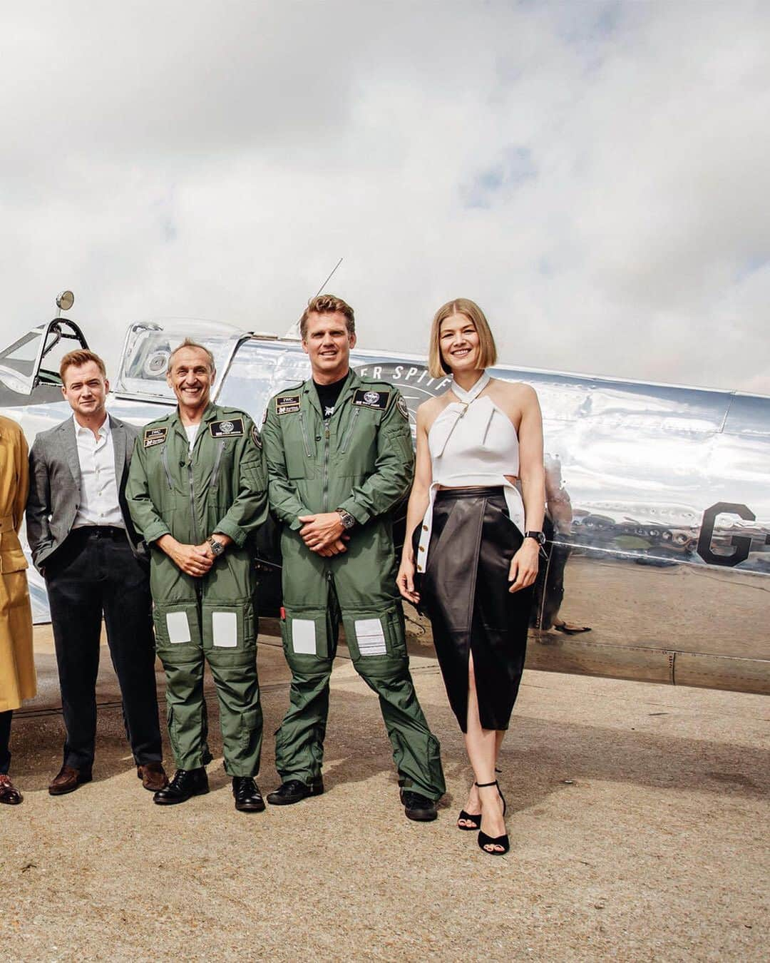 IWCさんのインスタグラム写真 - (IWCInstagram)「Yesterday about 400 guests gathered on the Goodwood Estate to celebrate the take-off of the #SILVERSPITFIRE. The funfair atmosphere included an air show and  special guests as British actress Rosamund Pike and former Formula One™ star David Coulthard, both IWC brand ambassadors, British actors Taron Egerton and Finn Cole, as well as TV and radio presenter Dermot O’Leary.」8月6日 21時06分 - iwcwatches