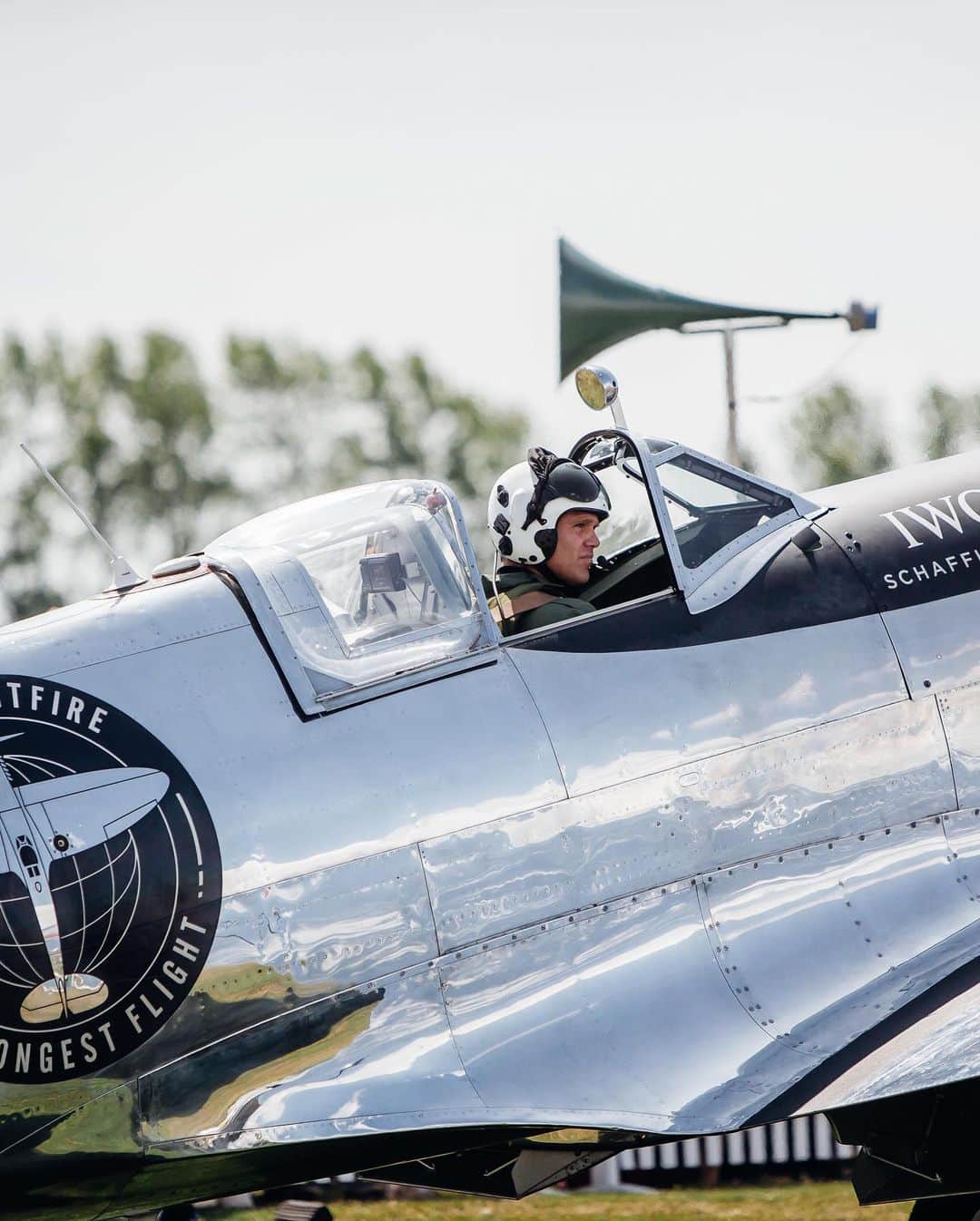 IWCさんのインスタグラム写真 - (IWCInstagram)「Yesterday about 400 guests gathered on the Goodwood Estate to celebrate the take-off of the #SILVERSPITFIRE. The funfair atmosphere included an air show and  special guests as British actress Rosamund Pike and former Formula One™ star David Coulthard, both IWC brand ambassadors, British actors Taron Egerton and Finn Cole, as well as TV and radio presenter Dermot O’Leary.」8月6日 21時06分 - iwcwatches