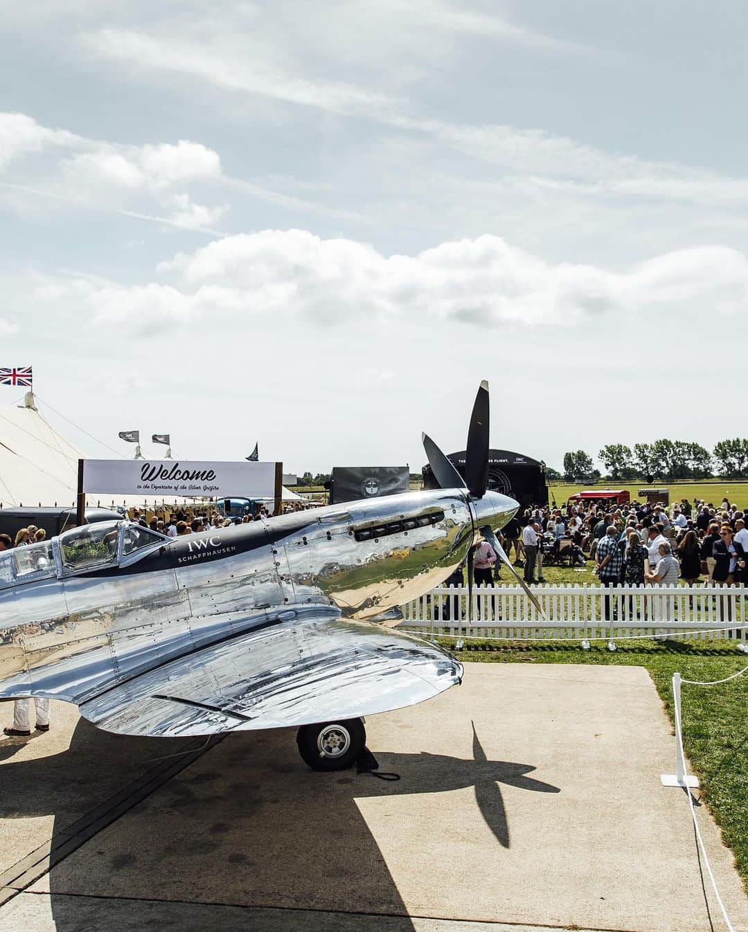 IWCさんのインスタグラム写真 - (IWCInstagram)「Yesterday about 400 guests gathered on the Goodwood Estate to celebrate the take-off of the #SILVERSPITFIRE. The funfair atmosphere included an air show and  special guests as British actress Rosamund Pike and former Formula One™ star David Coulthard, both IWC brand ambassadors, British actors Taron Egerton and Finn Cole, as well as TV and radio presenter Dermot O’Leary.」8月6日 21時06分 - iwcwatches