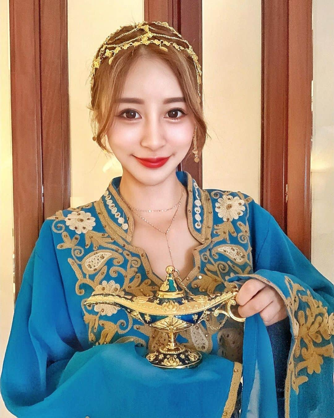 リタ（瑞塔兒）さんのインスタグラム写真 - (リタ（瑞塔兒）Instagram)「阿拉丁公主👸 神燈啊神燈～讓你們許3個願望🇦🇪 快來許願♥️♥️♥️ #taipei#taiwan#taiwanese#taiwanesegirl#relax#ritakao#love#enjoy#smile#china#sunshine#summer#selfie#afternoontea#afternoon#hot#summer#vacation#goodmood#new#beauty#travel#travelblogger#dubai#burjalarab#burjalarabhotel#dubaidesert#dubaidesertsafari」8月6日 21時07分 - love_ritakao