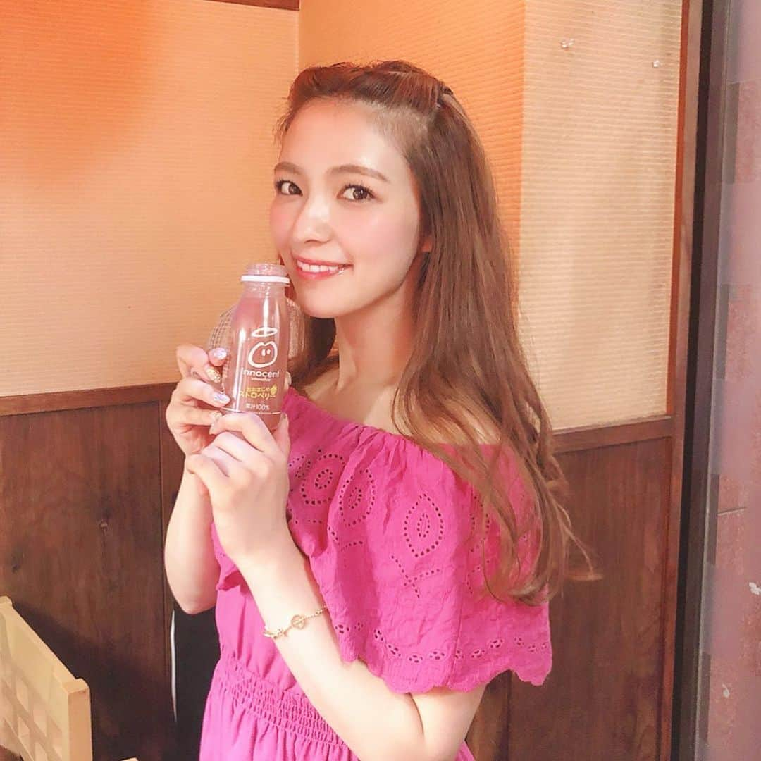 岩根沙恵子?さえみるさんのインスタグラム写真 - (岩根沙恵子?さえみるInstagram)「🍓 暑い日に元気を出すために•••フルーツ摂取🥺♥︎ 猛暑日・真夏日が続いてるからね、水分もしっかり取らなきゃね(ˊ•̤ω•̤ˋ)❣️ . このスムージーは六本木交差点近くのセブンイレブン 六本木6丁目店で購入したよ♡ ７月に日本初上陸したばかり❕ . このピンク色は素材そのものの色なの！最近は着色料を使うことが多いのにね•••(ˊ•̤ω•̤ˋ)🌟💡 材料もいちご・りんご・バナナ・ぶどう・オレンジ・カシス・クエン酸のみ💓👏 . しかも利益の10%はチャリティーにいくのです👏🥺 素敵なドリンクだ！！！ .  都内の一部のコンビニでしか買えないから、見つけたら #イノセント とつぶやいてね♥︎(ˊ•̤ω•̤ˋ) . #promotion #イノセントみっけ #innocent #スムージー #セブンイレブン #ヘルシードリンク #おおまじめストロベリー #果汁100 #身体に良いこと #西麻布グルメ #お散歩 #水分補給 #管理栄養士 #フルーツ200g #朝フルーツ #フルーツスムージー #六本木交差点 #セブンイレブン #セブンイレブンで発見」8月6日 21時07分 - saemiltiii