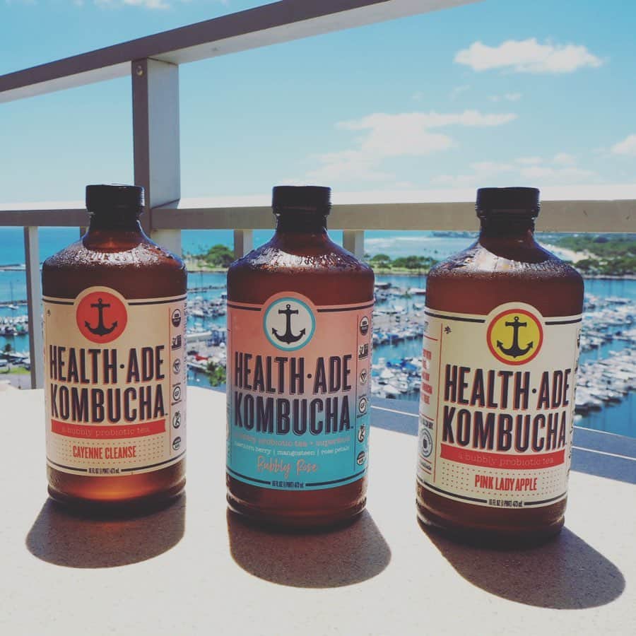 亀恭子のインスタグラム：「#healthadekombucha . . . 朝の一杯。 ハワイに居る間に、色々フレーバーをお試し中。 . . 普段東京では、ついついカフェラテをおかわりしてしまうけど こちらでは飲まない日も。 . . #kombucha ハマってます❤︎ . . #hawaii #vacation #summervacation #healthydrink #healthadekombucha #❤︎」