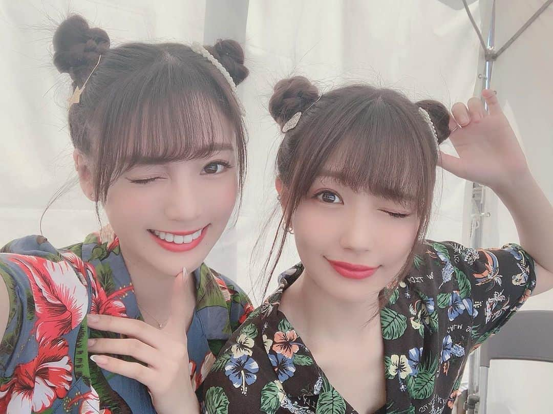 荻野可鈴さんのインスタグラム写真 - (荻野可鈴Instagram)「、 髪型一緒にしてみた🍒 実はちょくちょくゆうみと お揃いにしたりしてるんだよう #荻野可鈴 #志田友美 #夢アド」8月6日 21時12分 - karin_ogino