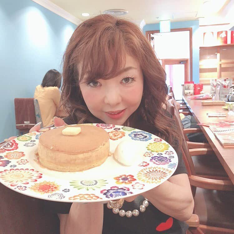 モモコさんのインスタグラム写真 - (モモコInstagram)「パンケーキ食べたい部。 まだまだ活動中💕 ハービスプラザの地下にあります！ 紅茶がいっぱいあって常連になりたいぐらい楽しい店です😊  #ハイヒールモモコ #👠 #👠🍑 #CHANEL #シャネラー #グルメ #パンケーキ #ハービスプラザ #紅茶 #ザティーサポーテッドバイムレスナ」8月6日 21時12分 - highheel_momoko