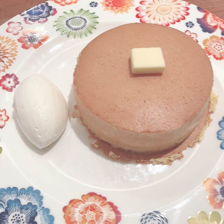 モモコさんのインスタグラム写真 - (モモコInstagram)「パンケーキ食べたい部。 まだまだ活動中💕 ハービスプラザの地下にあります！ 紅茶がいっぱいあって常連になりたいぐらい楽しい店です😊  #ハイヒールモモコ #👠 #👠🍑 #CHANEL #シャネラー #グルメ #パンケーキ #ハービスプラザ #紅茶 #ザティーサポーテッドバイムレスナ」8月6日 21時12分 - highheel_momoko