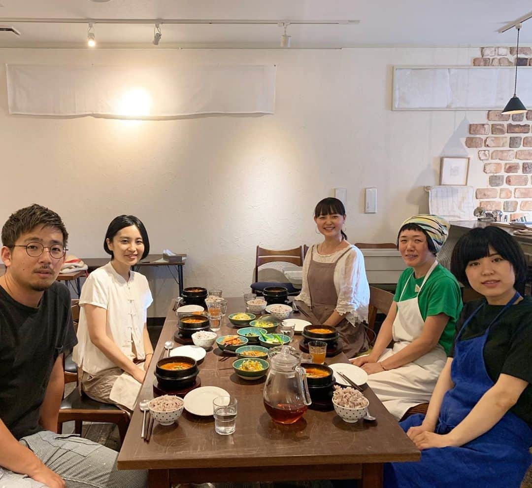 青山有紀さんのインスタグラム写真 - (青山有紀Instagram)「《夏のキムチ教室》、本日最終日でした。ご参加くださったみなさま、本当に本当にありがとうございました！！ 一緒に #マイキムチ 作りが出来てとっても楽しかったです❤️みなさんの #マイキムチ も可愛く育っていることと思います☺️✨これからも末永く作り続けてくださいね🍑🌶❤️ 愛する #青家辛鍋 もお召し上がりいただけて嬉しかったです！ 次回のキムチ教室は《冬の白菜キムチ》です。また違う作り方で、これまた楽しいし一生のレシピになるのでぜひいらしてください🌶時季が来たらこちらでご案内させていただきます。 これからもどうぞよろしくお願い致します！感謝をこめて🙏❤️✨✨✨ #青山有紀 #青山有紀ごはん #青家」8月6日 21時13分 - yukiaoya