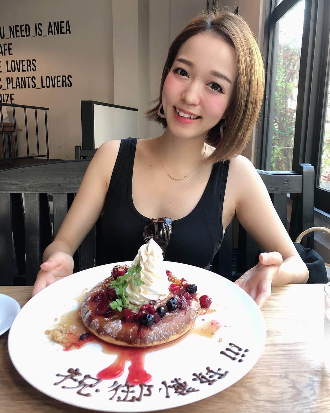 関口未来さんのインスタグラム写真 - (関口未来Instagram)「@anea_akira あきらさんありがとう〜❤️諭吉と主人と、大好きな @aneacafe_shirokane にランチを食べに行ったらあきらさんからサプライズ🥞💓✨ アネアカフェのパンケーキ本当に美味しい❣️🍕や🍝も美味しいですよ〜😊 いつも出かける時や帰り道に、お店から出てきていってらっしゃい‼️おかえりなさい‼️と言ってくれるアネアカフェ⭐️いつもありがとうございます🙏💋 . 最後は二足歩行してる諭吉さん🤣 . . #aneacafe #アネアカフェ #aneacafeshirokane  #アネアカフェ白金 #白金 #愛犬のいる暮らし #愛犬のいる生活 #パンケーキ #サプライズ #トイプードル #toypoodle  #マタニティライフ #カフェ #初マタ #プレママ  #プレママさんと繋がりたい  #ユニクロ #UNIQLO #ladymade #tiffany #eka #いぬすたぐらむ #モフモフ部」8月6日 21時14分 - miki.sekiguchi_x