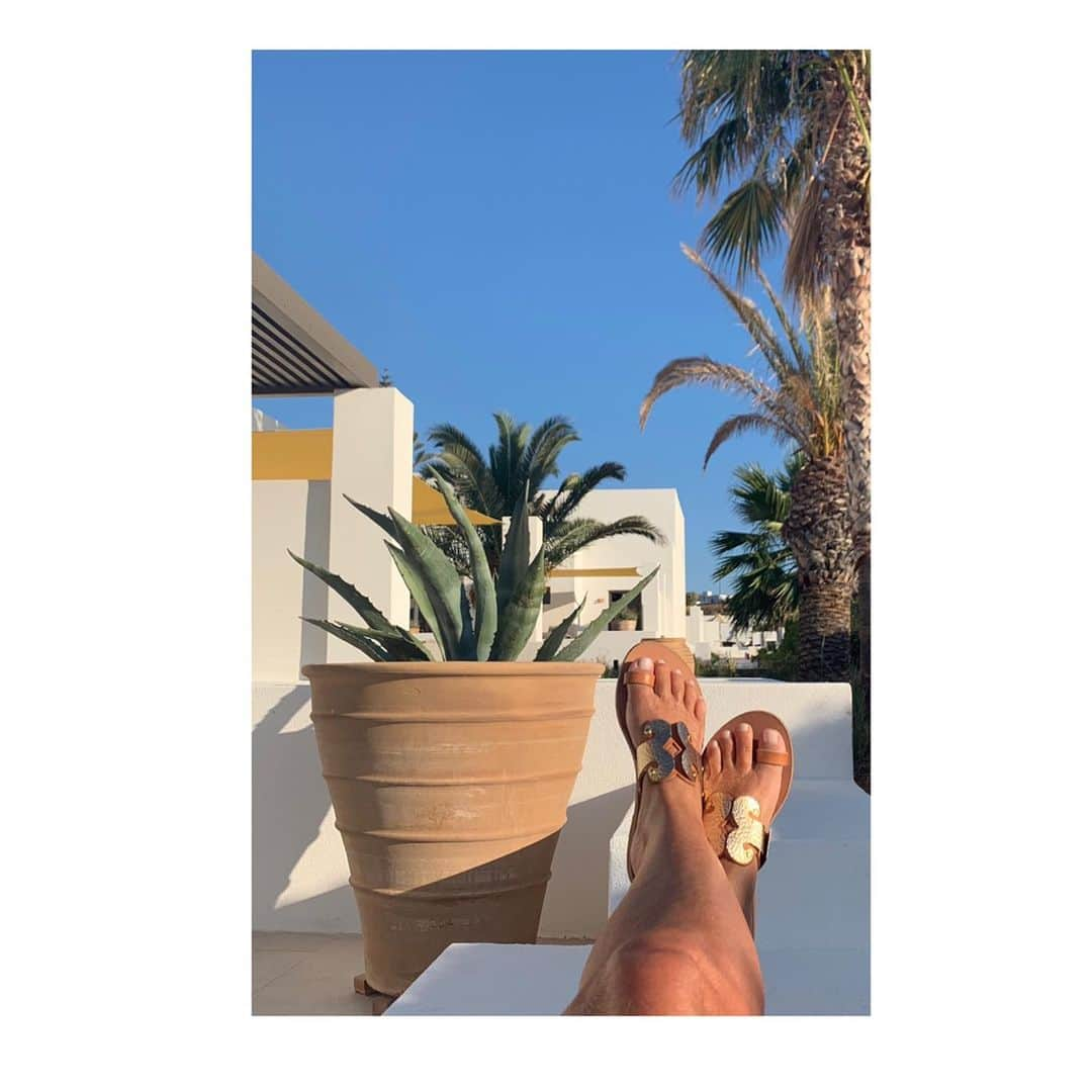 ニーナ・ガルシアさんのインスタグラム写真 - (ニーナ・ガルシアInstagram)「Kalimera ! would not be Greece without my @ancientgreeksandals. Too many treasures in this island. 😍🧿」8月6日 21時20分 - ninagarcia