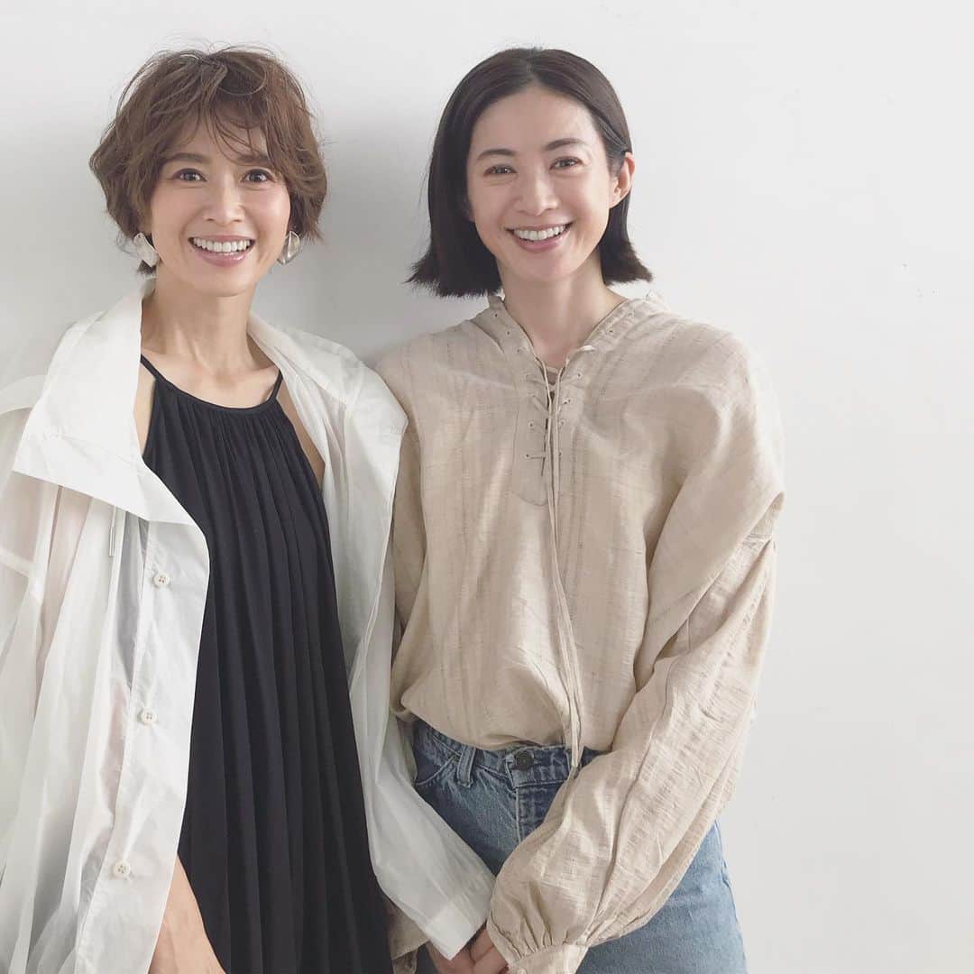 畑野ひろ子のインスタグラム：「今日の撮影は、 @reikotakagaki ちゃんと一緒にメイクページ💄  もしかして、こうやって2人並んで写真撮るのはJJ以来かも😆 麗ちゃん可愛いなぁ😍❤️❤️❤️」