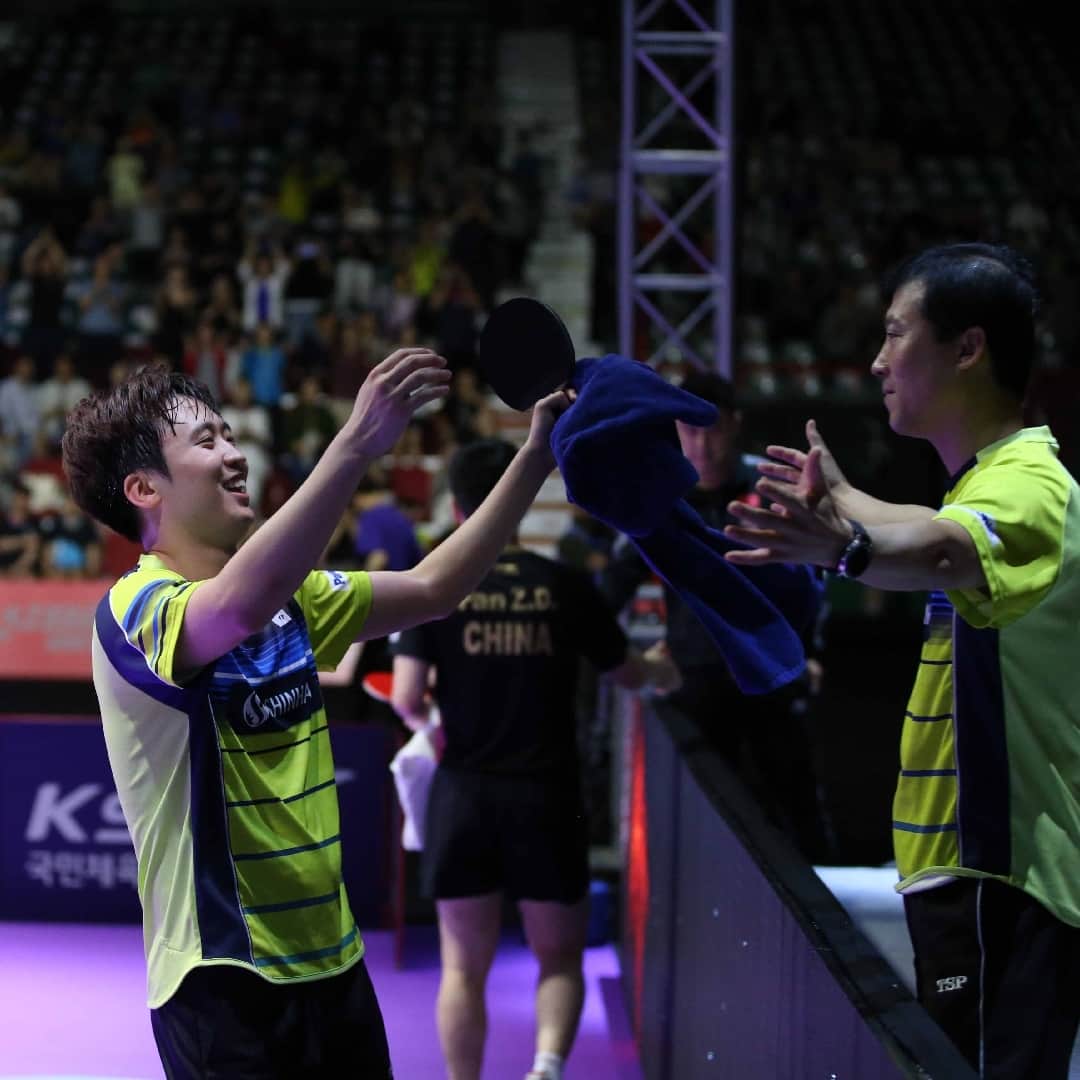 ITTF Worldさんのインスタグラム写真 - (ITTF WorldInstagram)「Do you remember that #insane match😱 at #ITTFWorldTour #2019KoreaOpen between Jeoung Youngsik & Fan Zhendong? 🏓⠀ ⠀  #photooftheday」8月6日 21時30分 - wtt
