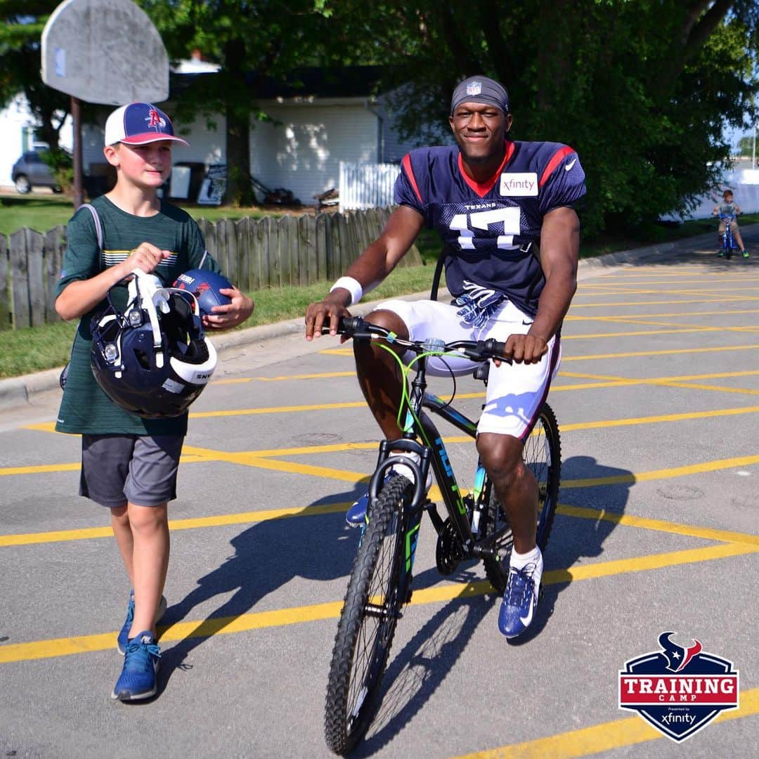 ヒューストン・テキサンズさんのインスタグラム写真 - (ヒューストン・テキサンズInstagram)「Rolling into practice like... #TexansCamp #DreamDrive」8月6日 21時30分 - houstontexans