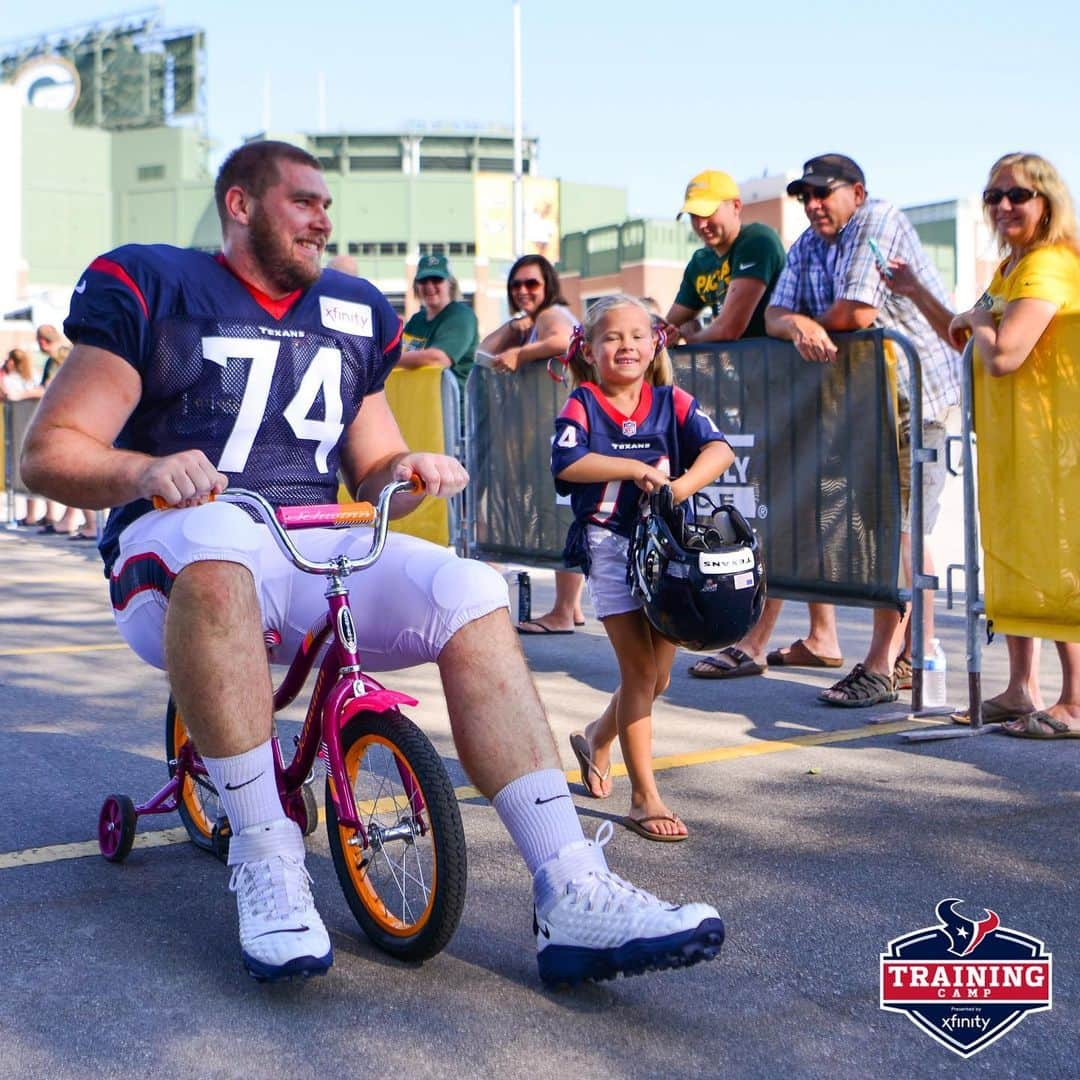 ヒューストン・テキサンズさんのインスタグラム写真 - (ヒューストン・テキサンズInstagram)「Rolling into practice like... #TexansCamp #DreamDrive」8月6日 21時30分 - houstontexans