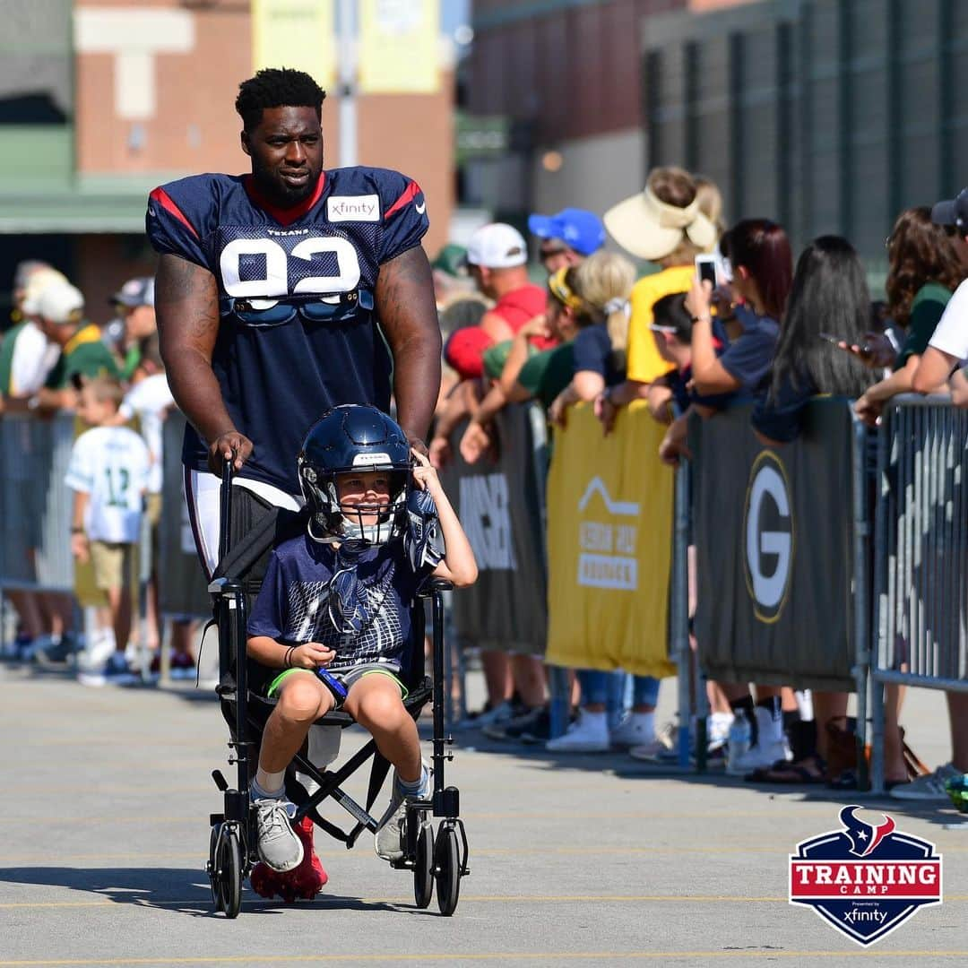 ヒューストン・テキサンズさんのインスタグラム写真 - (ヒューストン・テキサンズInstagram)「Rolling into practice like... #TexansCamp #DreamDrive」8月6日 21時30分 - houstontexans