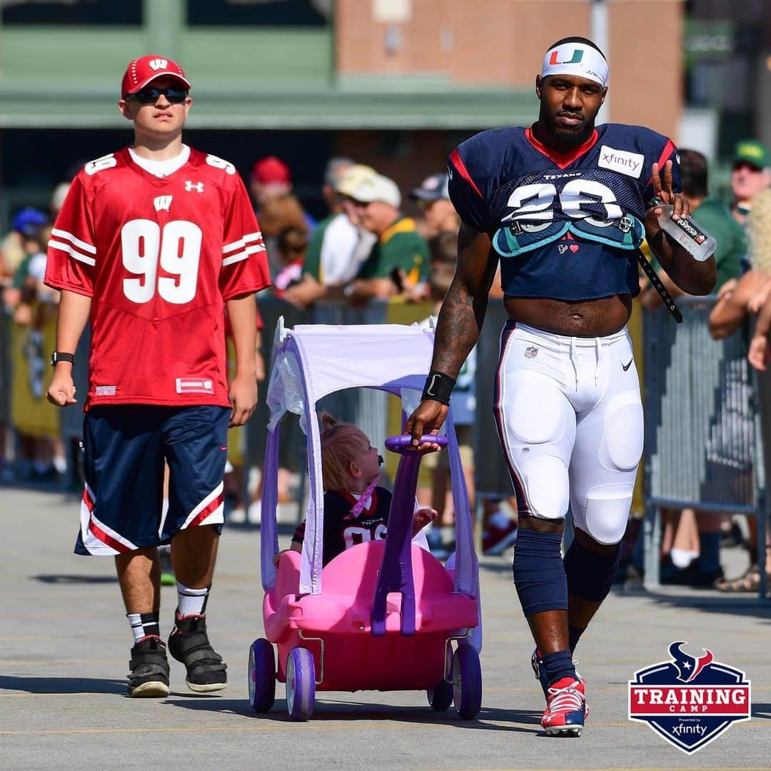 ヒューストン・テキサンズさんのインスタグラム写真 - (ヒューストン・テキサンズInstagram)「Rolling into practice like... #TexansCamp #DreamDrive」8月6日 21時30分 - houstontexans