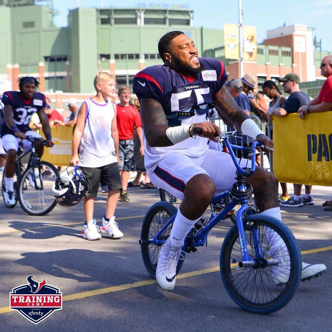 ヒューストン・テキサンズさんのインスタグラム写真 - (ヒューストン・テキサンズInstagram)「Rolling into practice like... #TexansCamp #DreamDrive」8月6日 21時30分 - houstontexans