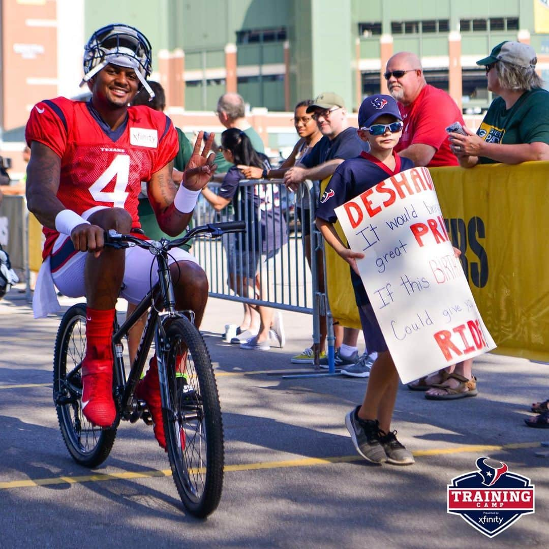 ヒューストン・テキサンズさんのインスタグラム写真 - (ヒューストン・テキサンズInstagram)「Rolling into practice like... #TexansCamp #DreamDrive」8月6日 21時30分 - houstontexans