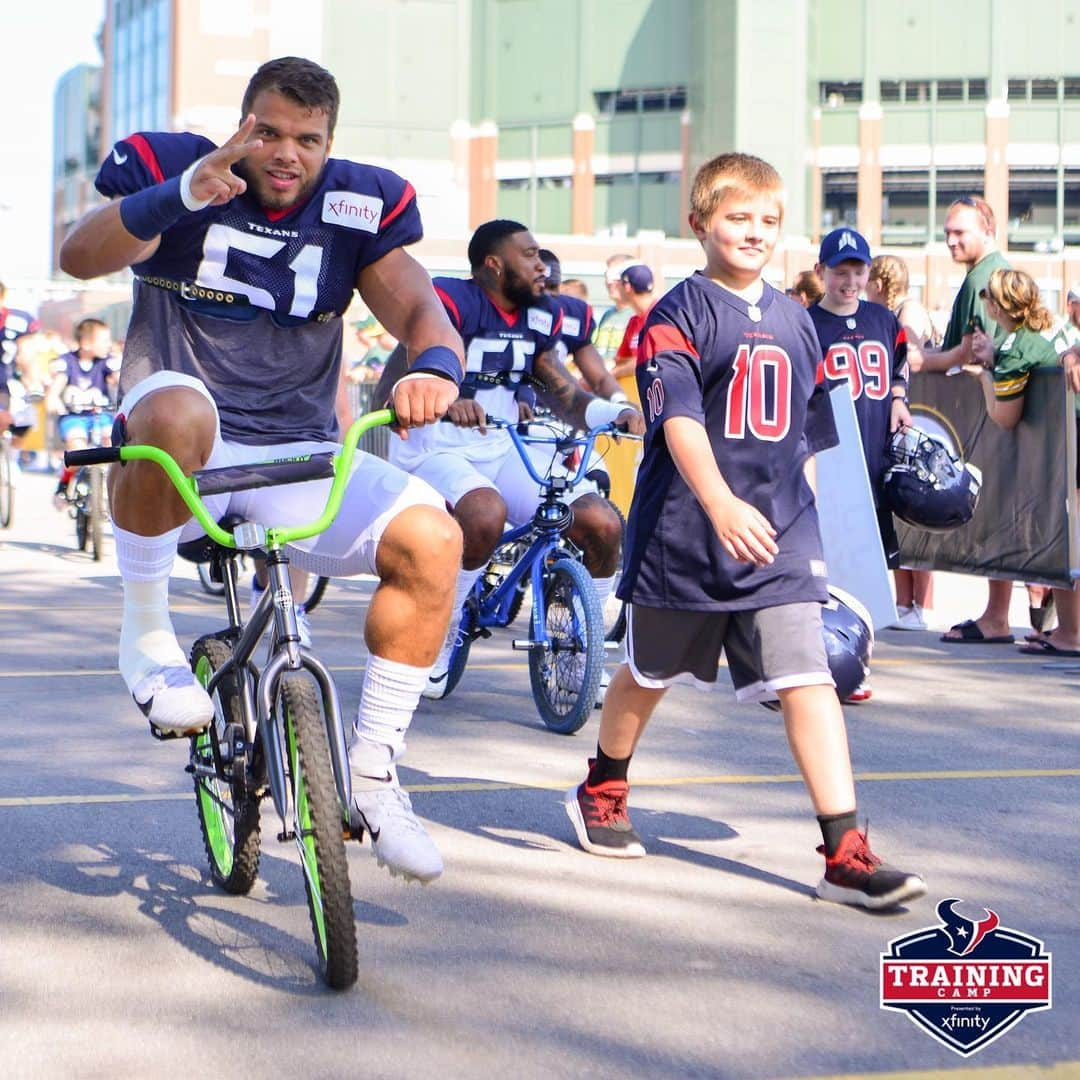 ヒューストン・テキサンズさんのインスタグラム写真 - (ヒューストン・テキサンズInstagram)「Rolling into practice like... #TexansCamp #DreamDrive」8月6日 21時30分 - houstontexans