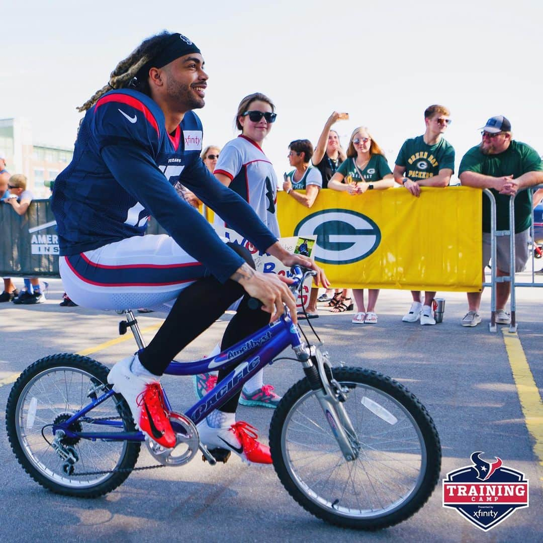 ヒューストン・テキサンズさんのインスタグラム写真 - (ヒューストン・テキサンズInstagram)「Rolling into practice like... #TexansCamp #DreamDrive」8月6日 21時30分 - houstontexans