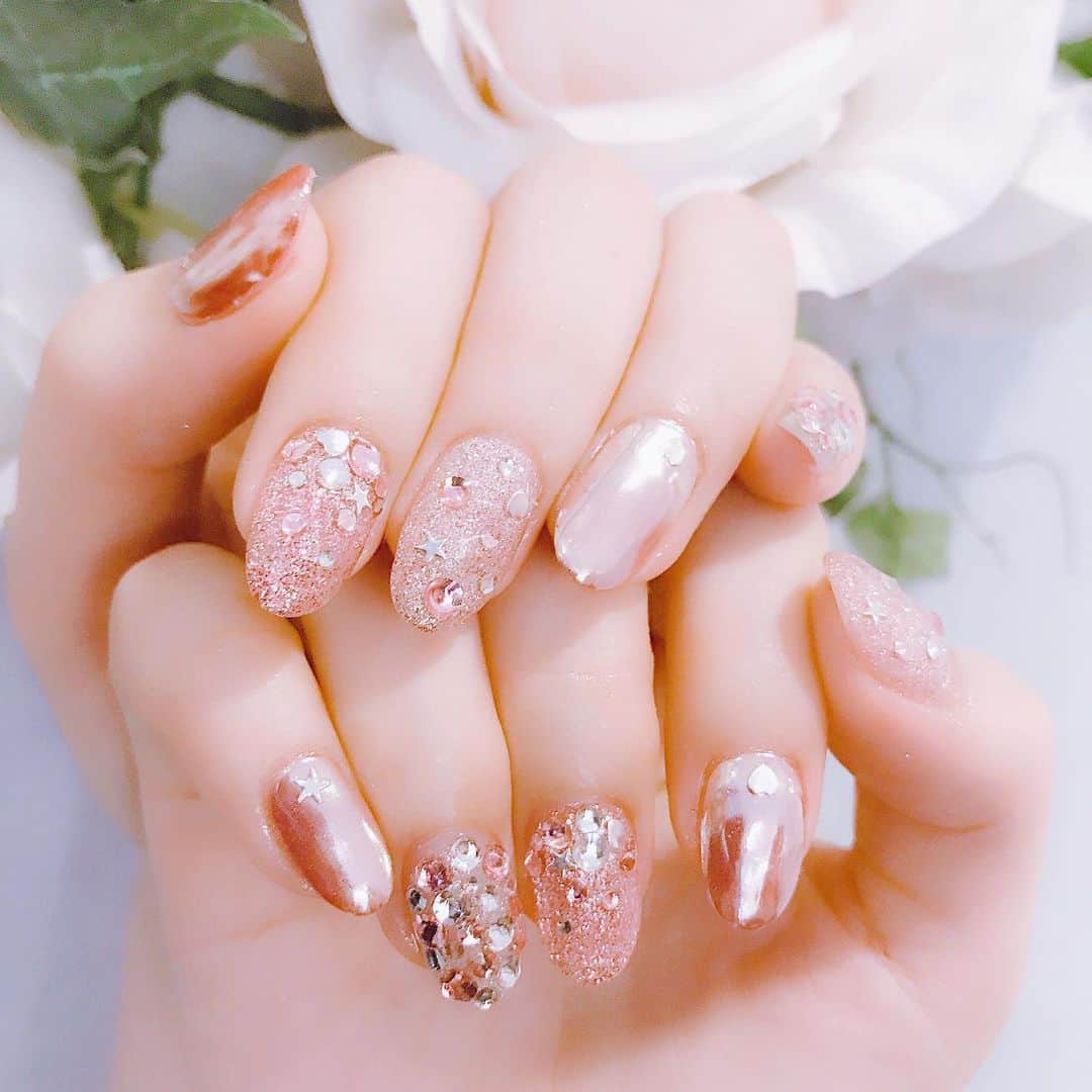 のインスタグラム：「Pinkミラー✨ #nail #nails #nailart #ネイル #美甲 #ネイルアート  #clou #nagel #ongle #ongles #unghia #japanesenailart #manucure #네일 #젤네일 #네일아트 #네일리스트 #japanesenails #manicurist #gelnails #pinknails  #ミラーネイル #mirrornails #きらきらネイル #松嵜麗 さん」