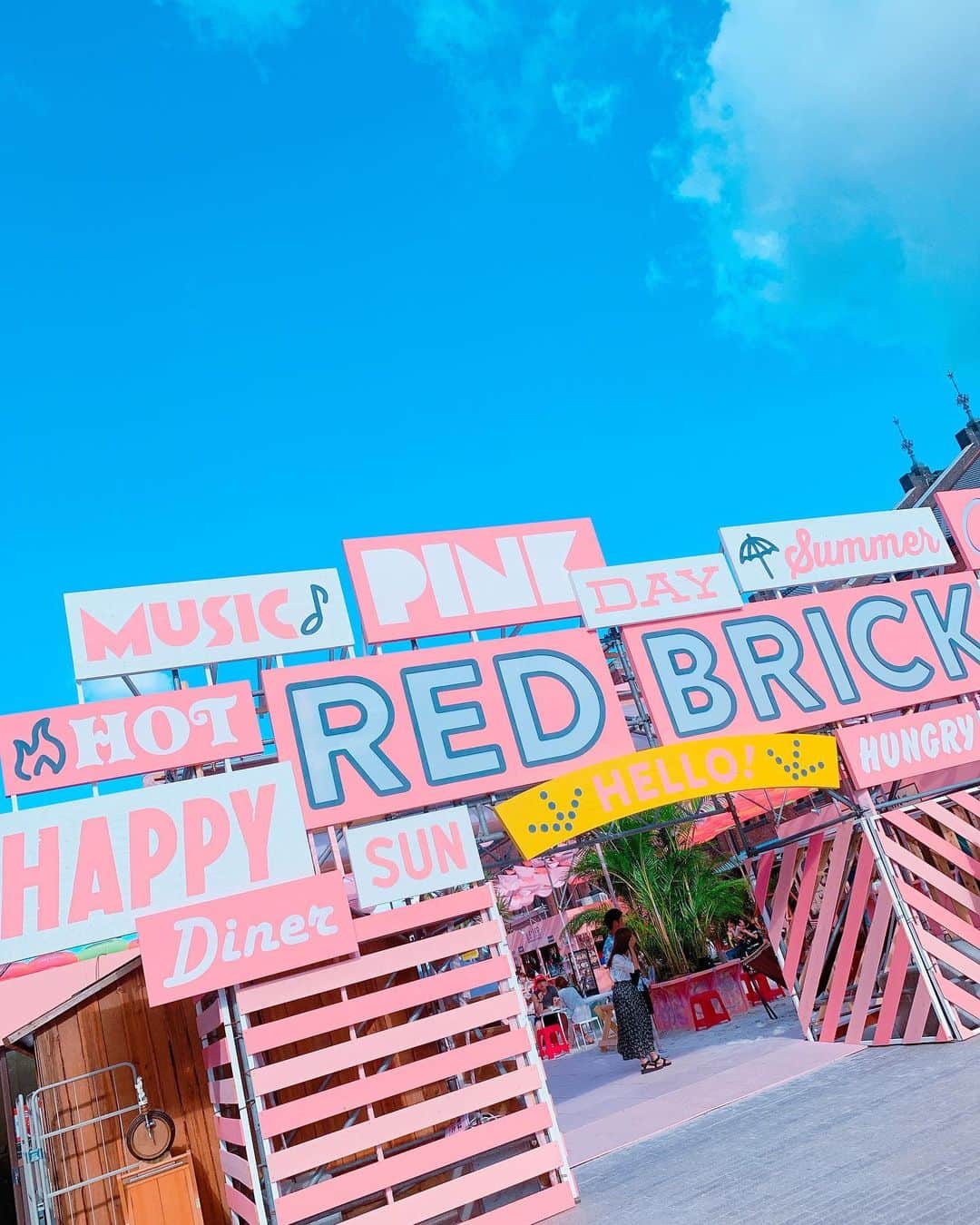 成瀬心美さんのインスタグラム写真 - (成瀬心美Instagram)「⚓︎ . . 昨日は 横浜赤レンガ倉庫でやってる 【RED BRICK BEACH】に 行ってきたよん！ . . れいちぇるに誘われて 灼熱の中行ったけど ピンクな空間に白い砂浜！ . とっても楽しかったー✨ . . かわいい場所って やっぱテンションあがる☺️ . . #redbrickbeach #pink #cute #yokohama #summer #white #instapic #instagood #instagram #instafashion #横浜 #赤レンガ倉庫 #夏 #かき氷」8月6日 21時37分 - coco3ndazo