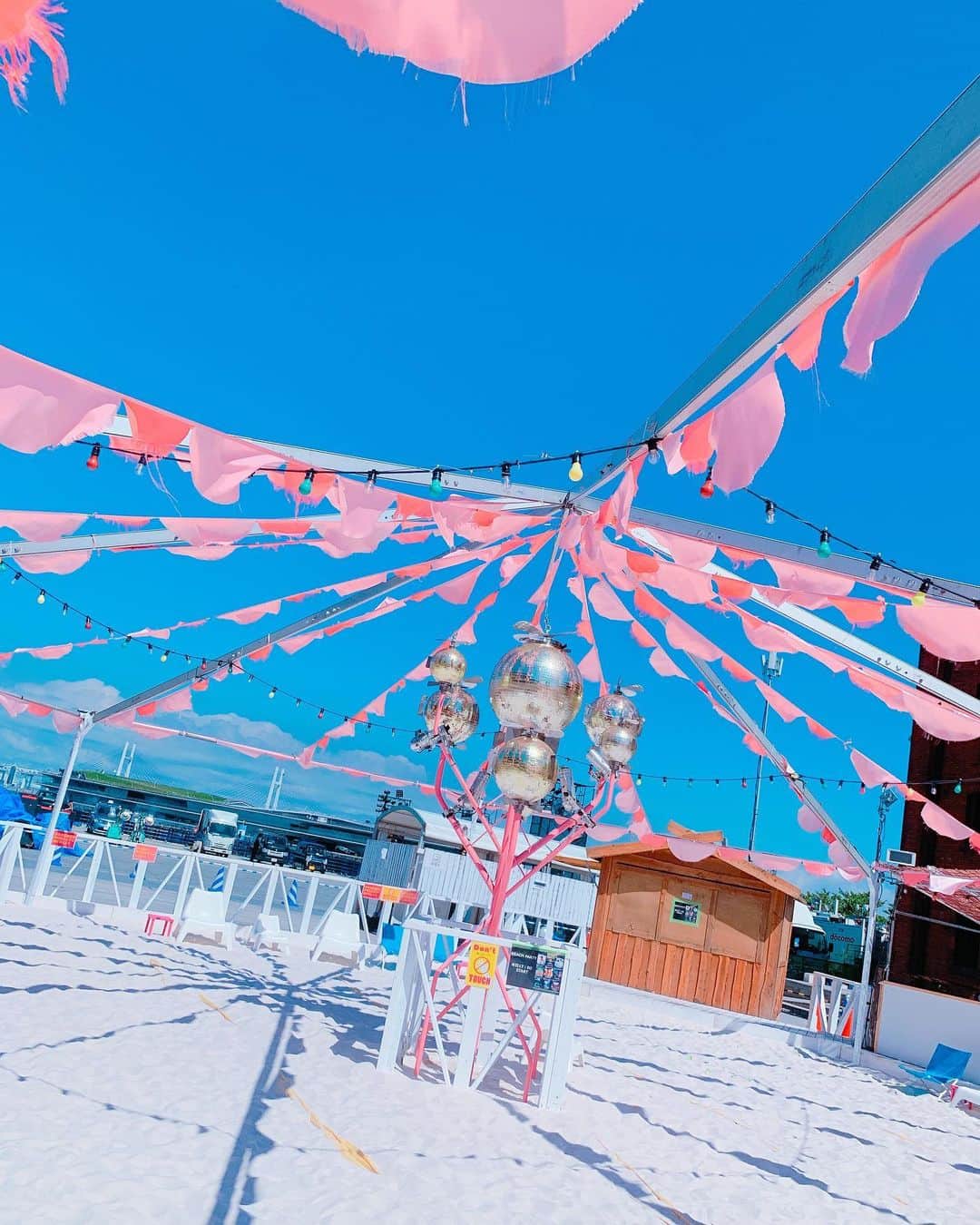 成瀬心美さんのインスタグラム写真 - (成瀬心美Instagram)「⚓︎ . . 昨日は 横浜赤レンガ倉庫でやってる 【RED BRICK BEACH】に 行ってきたよん！ . . れいちぇるに誘われて 灼熱の中行ったけど ピンクな空間に白い砂浜！ . とっても楽しかったー✨ . . かわいい場所って やっぱテンションあがる☺️ . . #redbrickbeach #pink #cute #yokohama #summer #white #instapic #instagood #instagram #instafashion #横浜 #赤レンガ倉庫 #夏 #かき氷」8月6日 21時37分 - coco3ndazo