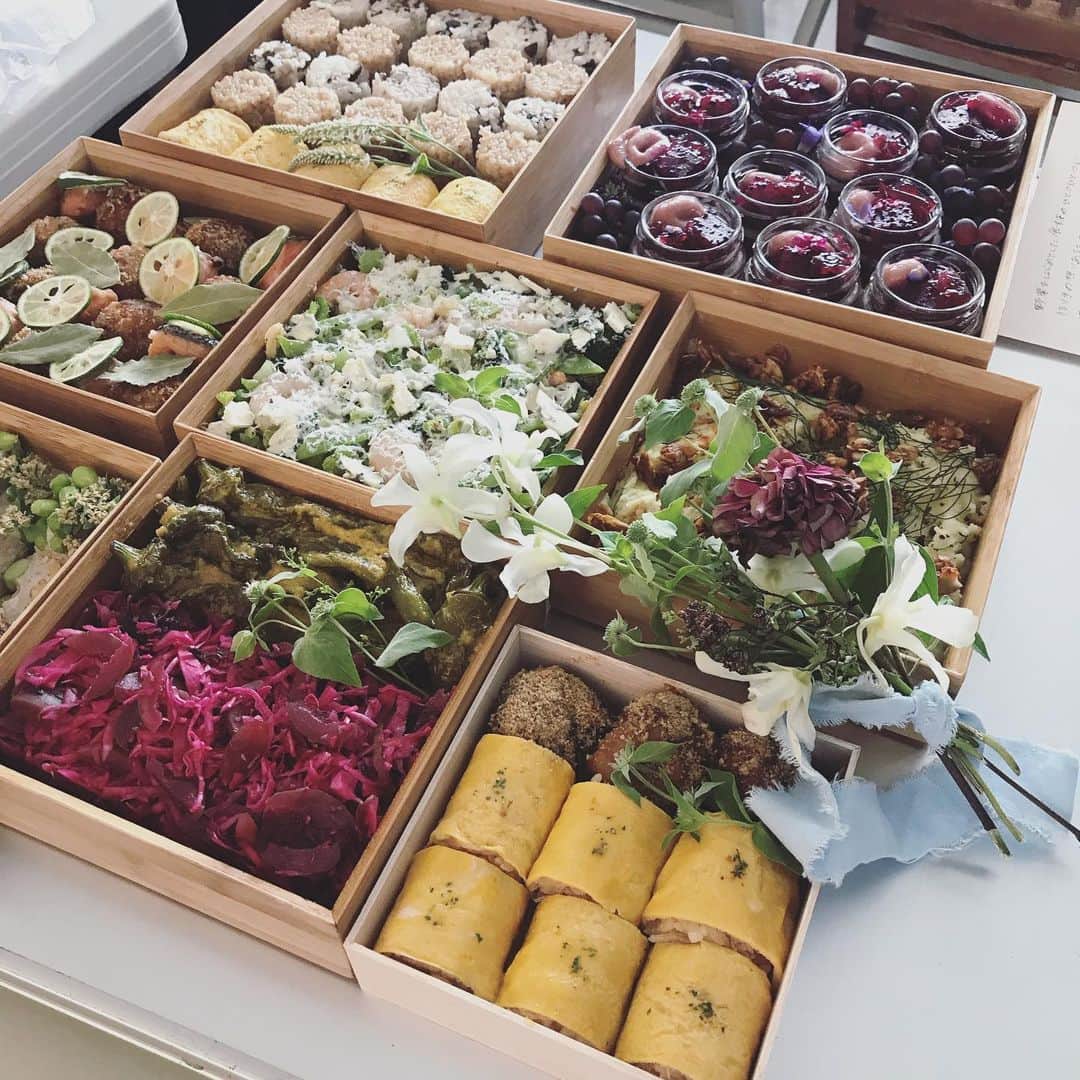 畑野ひろ子のインスタグラム：「そして、今日の撮影ご飯は @mitsuhashi_ayako の腸活弁当😆😆😆 一つ一つこだわりの調味料や自家製塩麹などで作っていただいた有り難すぎるお弁当❤️ またたべたいなぁ。」