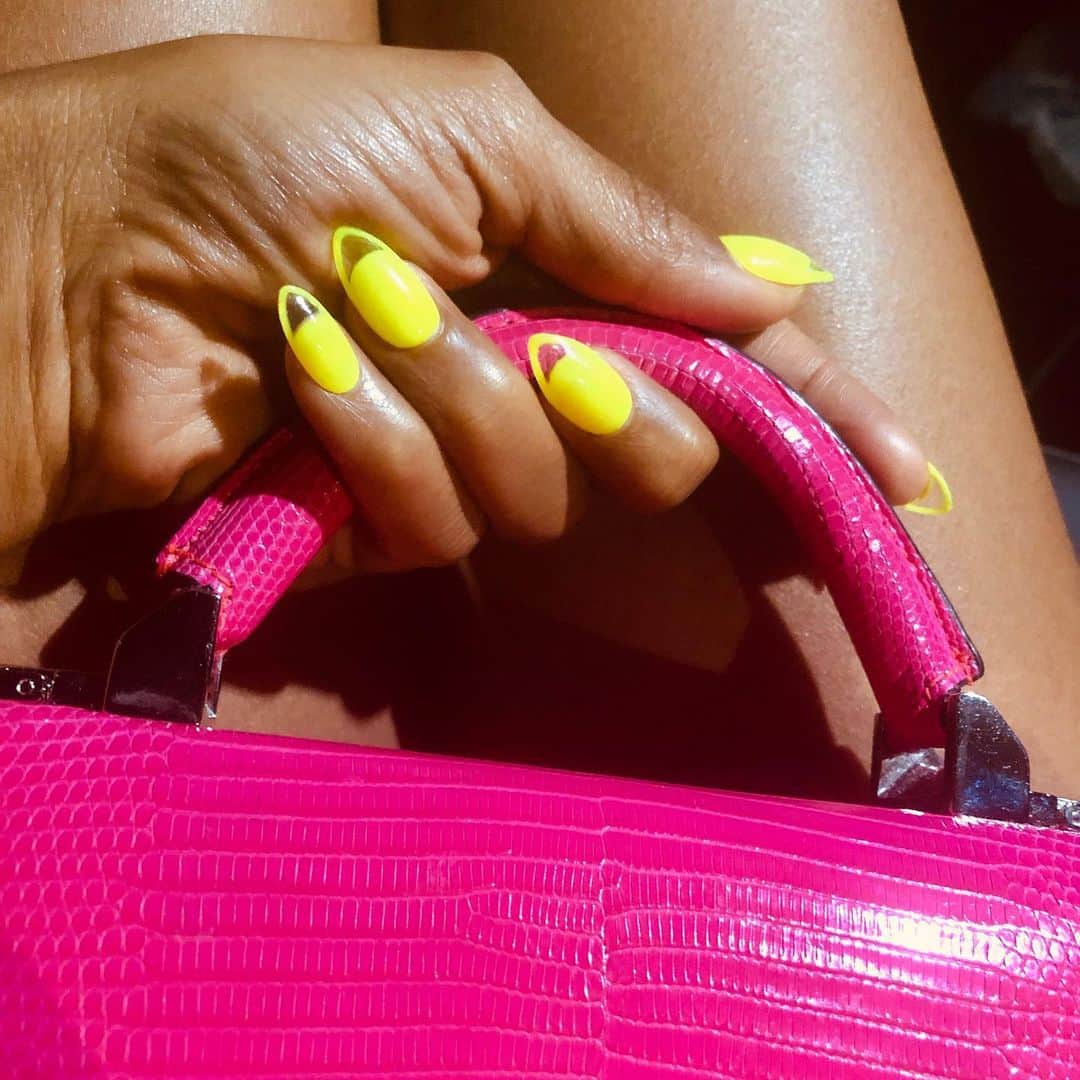 ケリー・ワシントンさんのインスタグラム写真 - (ケリー・ワシントンInstagram)「So obsessed with these nails by @kimkimnails.」8月6日 21時39分 - kerrywashington