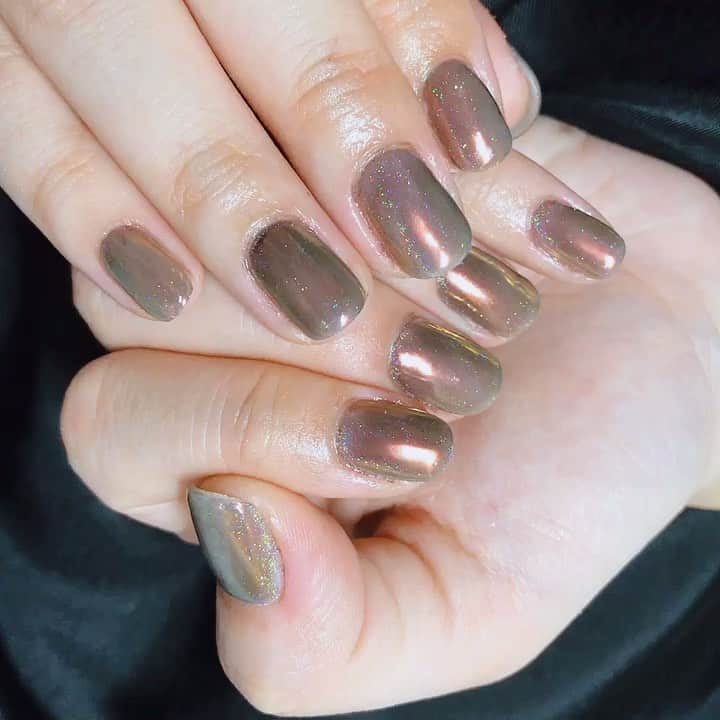なかやまちえこのインスタグラム：「これから秋に向けて可愛いブロンズAurora💫 #nail #nails #nailart #ネイル #美甲 #ネイルアート  #clou #nagel #ongle #ongles #unghia #japanesenailart #manucure #네일 #젤네일 #네일아트 #네일리스트 #japanesenails #manicurist #gelnails #オーロラネイル #auroranails #ブロンズネイル #bronzenails #リカックス PREGEL シアーホワイト PlanetPowder ミーティアシャワーブロンズ」
