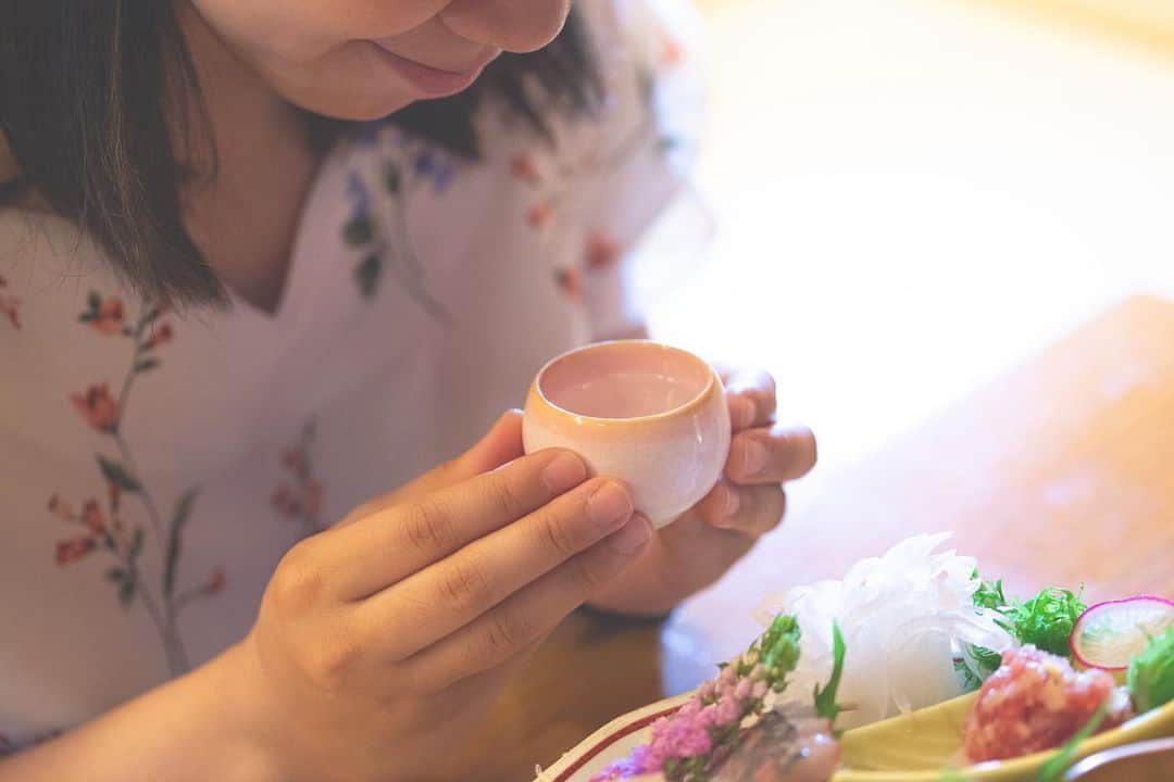 東北女子さんのインスタグラム写真 - (東北女子Instagram)「. 仙台七夕：推薦居酒屋🍺 . 東北的祭典進入高峰🙋‍♀️ 今天開始仙台七夕祭🎋，去年拍過七夕影片，今年來介紹附近店家。 . 這間主打海鮮的居酒屋在仙台國分町，有生牡蠣、生魚片，還有圍爐炭烤魚，宮城精選海鮮都吃得到✨ 最後不要忘記搭一杯適合仙台祭典的日本酒😎 . #晴れの日稲荷小路店 @harenohi46 . 📍交通：廣瀨通站徒步3分鐘，或從仙台站走仙台商店街也很順路 📍營業：16:00-24:00 📍價錢 🔗生魚片組合2980円（3-4人份） 🔗生牡蠣(L)430円 . . #日本東北 #東北女子food #宮城 #仙台  #日本自助 #東北自助 #仙台居酒屋 #東北景點 #日本美食 #東北美食 #東北旅遊 #日本居酒屋 #日本料理 #行くぜ東北 #牡蠣 #miyagi #sendai #japanseafood #tohokutravel」8月6日 21時40分 - tohoku_girl_official