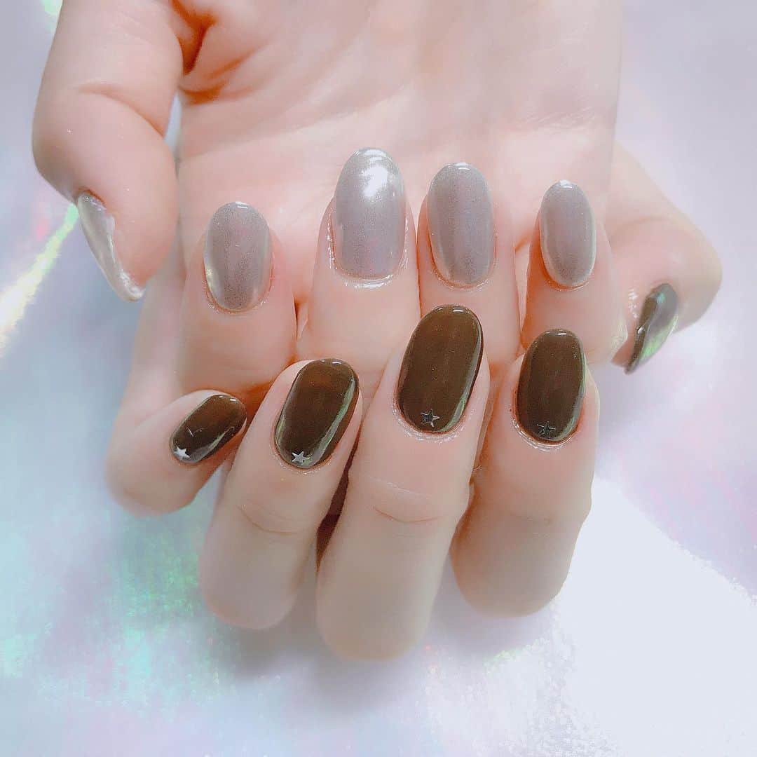 なかやまちえこのインスタグラム：「チョコレートカラーとシルバーと🍫 #nail #nails #nailart #ネイル #美甲 #ネイルアート  #clou #nagel #ongle #ongles #unghia #japanesenailart #manucure #네일 #젤네일 #네일아트 #네일리스트 #japanesenails #manicurist #gelnails #シルバーネイル #ミラーネイル #mirrornails #秋ネイル #autumnnail PREGEL チョコレート207 MagicPowder 1シルバー」