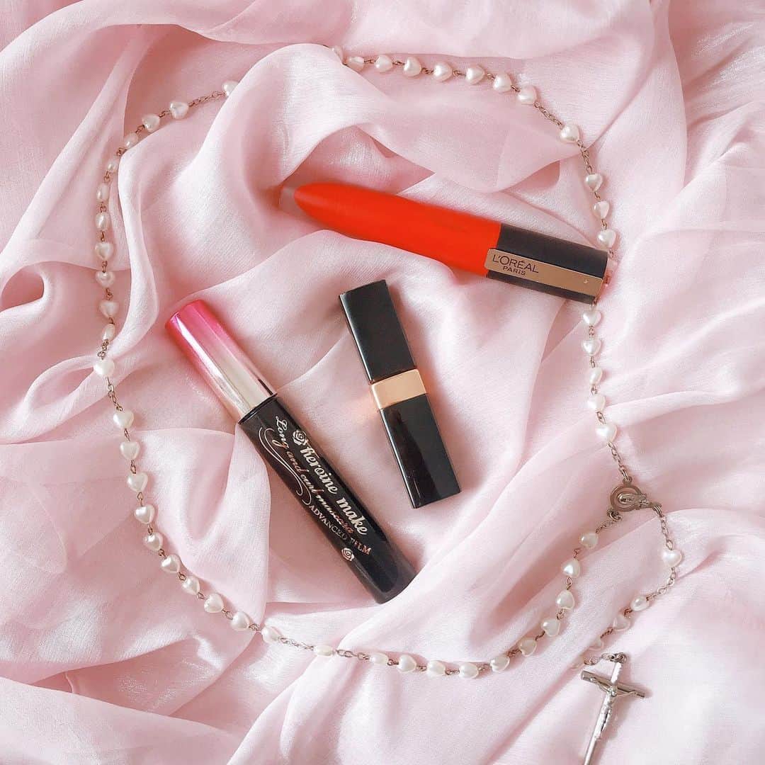 のインスタグラム：「リクエストいただいたので、2019年上半期ベストコスメ💄﻿ （発売時期などわからなかったので、わたしが今年上半期出会ったコスメから選んでます）﻿ ﻿ ﻿ ﻿ 右から﻿ ❤︎ロレアルパリ ルージュシグネチャー 113 オレンジレッド﻿ 以前もご紹介したこのシリーズ。また買い足して7色持ってます。。。特に113番は最近好きなオレンジメイクの時にぴったり。軽くて発色よくて、大好きなリップです。﻿ ﻿ ❤︎CHANEL ルージュココフラッシュ 66 PULSE﻿ このシリーズのリップも複数色買いましたが、一等お気に入りはオレンジレッドの66番です。⬆︎よりも軽くツヤのある仕上がりなので重ねたり、すっぴんにこの口紅だけだったりというのも夏らしくて好きです。﻿ ﻿ ❤︎ヒロインメイク ロング＆カールマスカラ アドバンストフィルム 01﻿ 数年ぶりにマスカラを変えました。これはカール力があるのにポイントリムーバーを使わず落とせるところが好き。普段のマスカラはこれに乗り換えました。﻿ ﻿ ﻿ ﻿ こんな感じです❤️ ﻿ ﻿ ﻿ ﻿ #cosmetics #beauty #makeup #lorealparis #rougesignature #chanel #chanelmakeup #chanelcosmetics #rougecocoflash #pulse #heroinmake #pink #2019年上半期ベストコスメ #ベストコスメ #おすすめコスメ #おすすめリップ #おすすめマスカラ #ロレアルパリ #ロレアルパリルージュシグネチャー #ルージュシグネチャー #ルージュシグネチャー113 #シャネル #シャネルコスメ #シャネルリップ #ルージュココフラッシュ #ルージュココフラッシュ66 #ヒロインメイク #第3のマスカラ #ロングアンドカールアドバンストフィルムマスカラ #お湯落ちマスカラ」