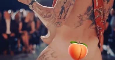 ルーファス・テイラーのインスタグラム：「Sorry @instagram let’s try that again... ‘Rock & Roll Deserves To Die’ is out today. ⚠️ Go get it and check out our peach of a video whilst you’re at it. 🍑 #thedarkness  #easteriscancelled  #rockandrolldeservestodie  #nostuntbumswereusedinthemakingofthis」