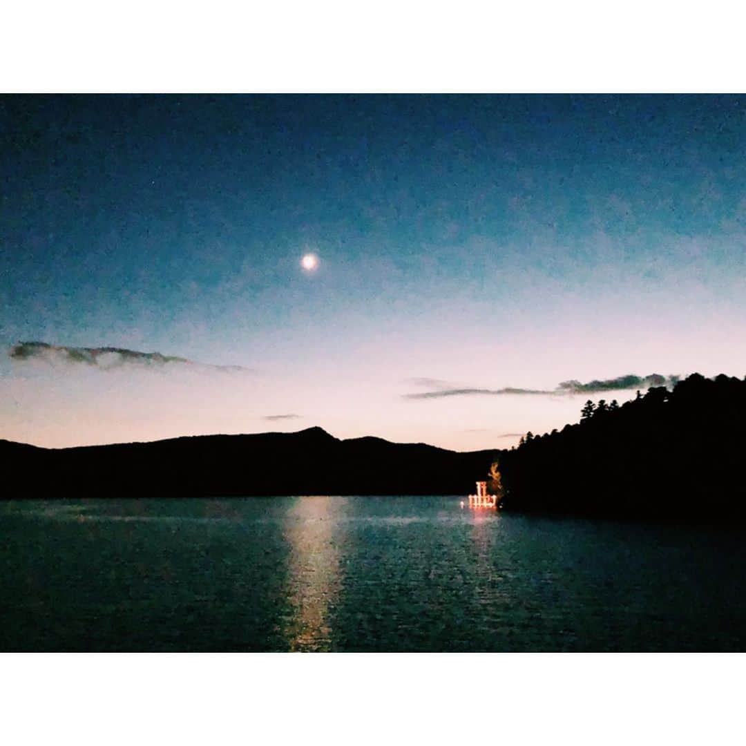 南波志帆さんのインスタグラム写真 - (南波志帆Instagram)「今年の初花火は、母と芦ノ湖 湖尻龍神祭花火大会へ…！花火遊覧船に乗って、とても近くで見ることができました。涼しくて快適だったなあ。そして、幻想的で綺麗でした〜☺️✨ #箱根」8月6日 21時50分 - nanbashiho