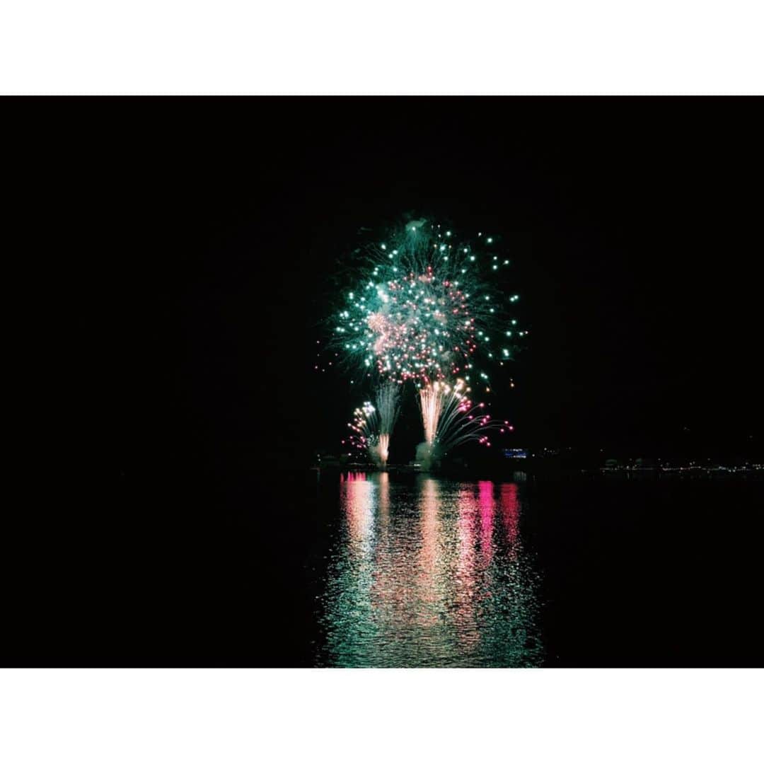 南波志帆さんのインスタグラム写真 - (南波志帆Instagram)「今年の初花火は、母と芦ノ湖 湖尻龍神祭花火大会へ…！花火遊覧船に乗って、とても近くで見ることができました。涼しくて快適だったなあ。そして、幻想的で綺麗でした〜☺️✨ #箱根」8月6日 21時50分 - nanbashiho