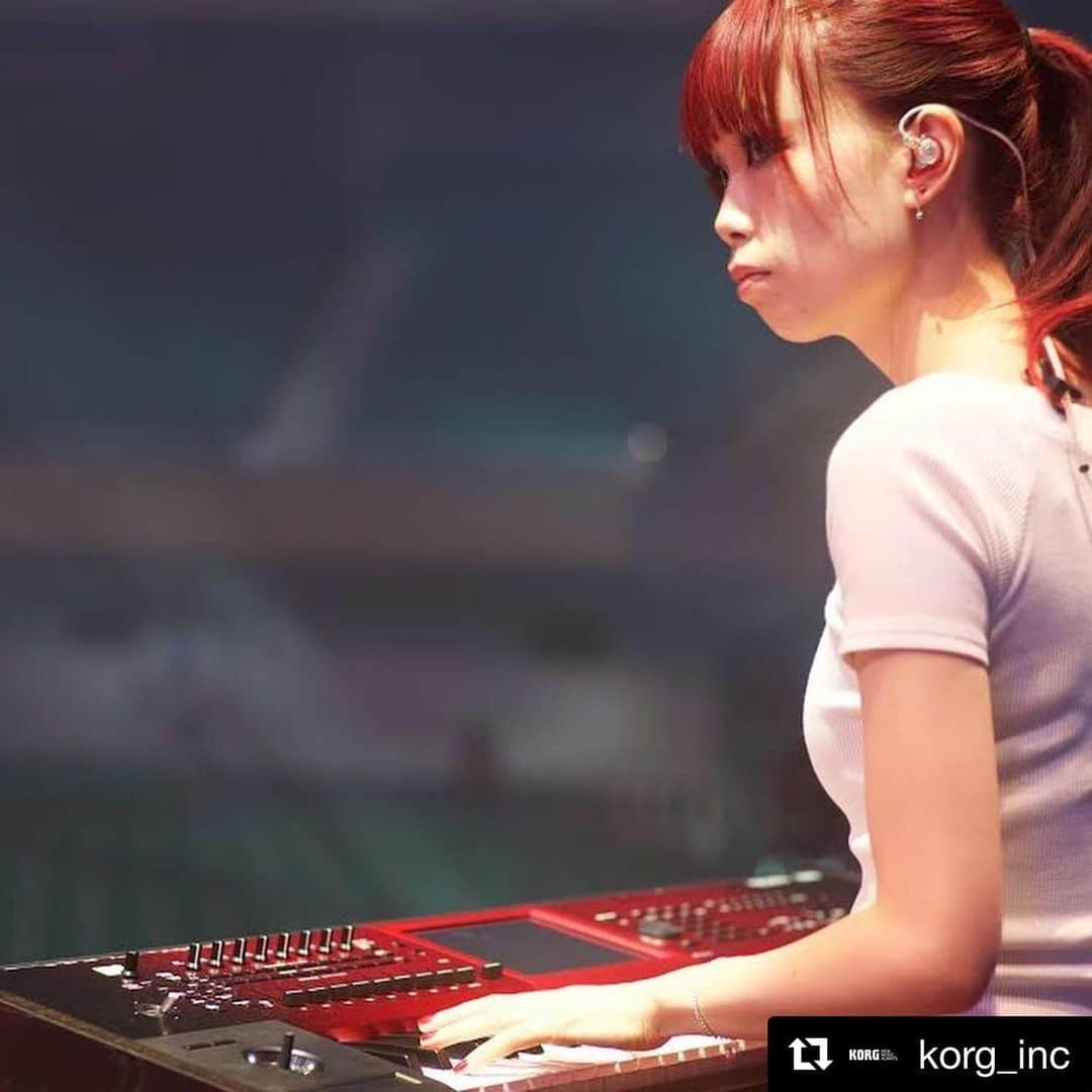 ながしまみのりのインスタグラム：「I took interview from KORG about KRONOS SE🎹 ・ #Repost @korg_inc ・・・ キーボーディスト・作曲家・編曲家のながしまみのりさん @minori.nagashima﻿ 先日 #ポルカドットスティングレイ 有頂天ツアーファイナル@日本武道館にてKRONOS SEで演奏されました!﻿ （写真はリハーサルより） ﻿ Keyboardist, composer and arranger @minori.nagashima on stage with her brand new KRONOS SE during the rehearsal for the #polkadotstingray tour finale at the Budokan Stadium!! ﻿ #jpop #synthesizer #korg #kronos #keyboard」