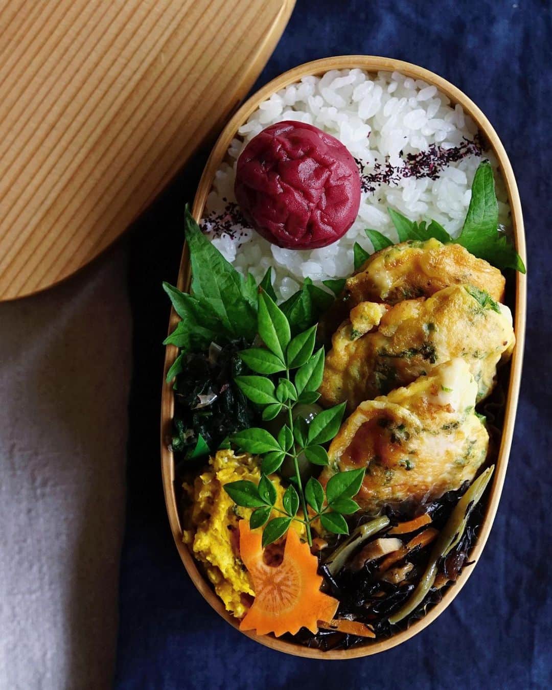 Ryoko Yunokiのインスタグラム：「+ + + Chicken piccata bento/鶏肉のピカタ弁当 . *rice and umeboshi *chicken piccata *blanched spinach salad with bonito flakes *hijiki salad with veggies *acorn squash salad . ＊ご飯と梅干し ＊鶏肉のピカタ ＊法蓮草と鰹節のお浸し ＊ヒジキと野菜の煮物 ＊南瓜サラダ + + + #bento #お弁当 #丸の内弁当 #f52grams #曲げわっぱ #大館曲げわっぱ」