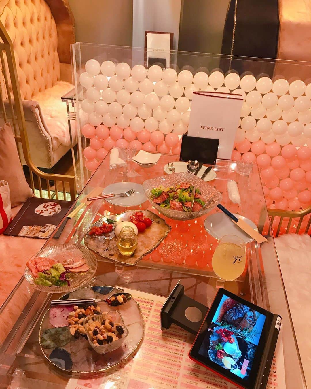 DJ MIYAさんのインスタグラム写真 - (DJ MIYAInstagram)「やっほ❤️7月10日にopen!新宿歌舞伎町の入り口の「best memory フラミンゴ 新宿東口店」 にdinnerに行って来ましたぁ～！💗 .  すご～～ぃ！！！こんなに可愛い飲食店、初めて見た～～！！ フラミンゴ～～～！💗 . goldの鳥かごみたーぃ❤️ .  ピーチ生オレンジソーダ🥤🧡🍊可愛くて美味しいし、 お料理が、レストランって感じで とてもお洒落なメニューばかり。 . . 「ブラータチーズ」大好きーっ💗蜂蜜を🍯かけて食べたよ❤️オシャレな盛り付けが可愛すぎる💗 . . 「フォワグラと牛フィレ肉のロッシーニ」は、 とろけるほどの柔らかさでフレンチレストランに来たかのようです❤️ . .  best memory フラミンゴ 新宿東口店  新宿区歌舞伎町1-17-6 6F  行ってみてね☆彡 . . .  #新宿　#新宿東口　#新宿グルメ　#新宿ディナー #新宿三丁目　#Shinjuku　#居酒屋さん　#インスタ映えスポット #インスタ映え　#インスタ映えカフェ　#映える　#女子会 #女子会コーデ　#ファッション好き　#今日のコーデ #インスタグラマー　#インフルエンサー　#今日のメイク #ファッションブロガー　#ブロガー　#フラミンゴ  #ダイニング #レストラン #新宿歌舞伎町 #女子会ディナー  #女子会💓 #ファッション大好き #フォワグラ  #デートにオススメ #旅インスタグラマー」8月6日 22時01分 - dj_miya
