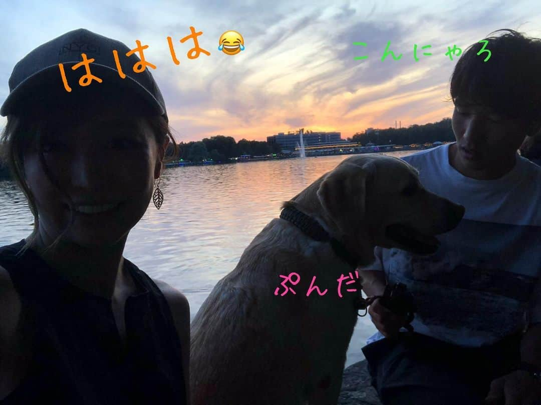 原口るりこさんのインスタグラム写真 - (原口るりこInstagram)「. . ドイツ ハノーファーの夏祭りの帰り🍉 . . ひと通り周り 人混みを避けてひと休み🌿 . 《原口家の日常のひとコマ物語》 . . アメブロで ときどきあげている "絵本のようなblog"を インスタでも ちょこっと載せてみました🌱 . アメブロは インスタのプロフィール画面から とべます🌿 blog内の"テーマ別"から "絵本のようなblog"を選択すると 今まで載せた ちょっとおとぼけな えなちゃんと 棒読み発言の元気の ゆる〜いやりとりが 見られます☺️笑 是非 のぞいてみてください🌿 #原口元気 #原口えな #2人のやりとり #日常のひとコマ #写真に言葉をのせて」8月6日 22時01分 - ruriko_haraguchi24