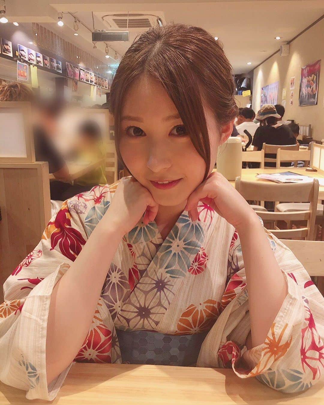 飛鳥りんのインスタグラム：「今年は、浴衣も髪も少し大人っぽくしてみました✨🎐 めっちゃ暑かったけど、花火大会って楽しいよね🥰❤️ また浴衣着たい🤭🎐 #花火大会 #浴衣 #ふりふ」