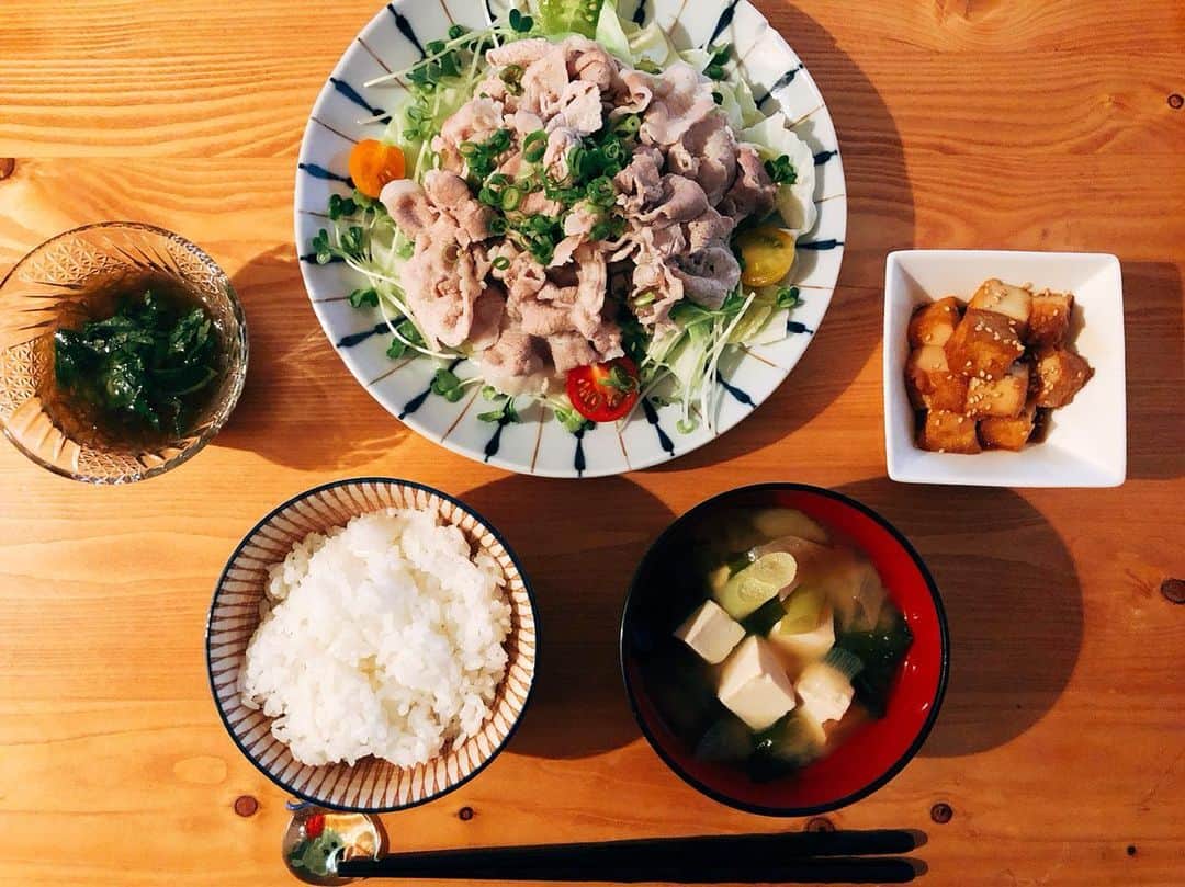 永田レイナさんのインスタグラム写真 - (永田レイナInstagram)「いつかの #レイナキッチン この日は冷しゃぶでした。  暑い日が続いています。 ごはんはしっかり食べましょう。 . #cooking #おうちごはん #お夕飯 #冷しゃぶ #ごはん #dinner」8月6日 21時56分 - reina_nagata
