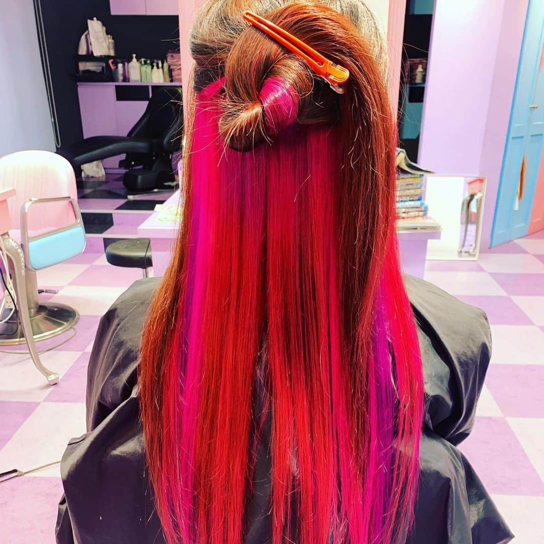 のインスタグラム：「見た目は落ち着かせて、インナーに3色入れてみた。可愛い💕 #派手髪 #キャンディシロップ #派手髪女子」