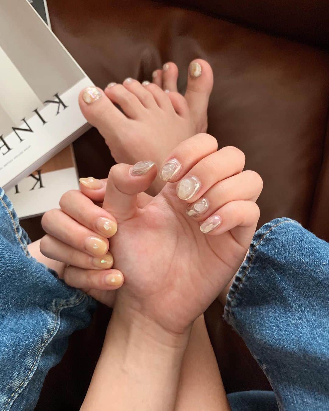 のインスタグラム：「7月末のことですが、 ネイルをかわいくしてもらいました。 左右でちがうデザインに🥭🍸 フットネイルもシルバーラメとシェル🐚でキラキラ ふと目に映る自分の爪先がかわいいと、 日々のモチベーションが いいかんじで保てます。 いつもありがとう @marvelous_ebisu ✨✨」