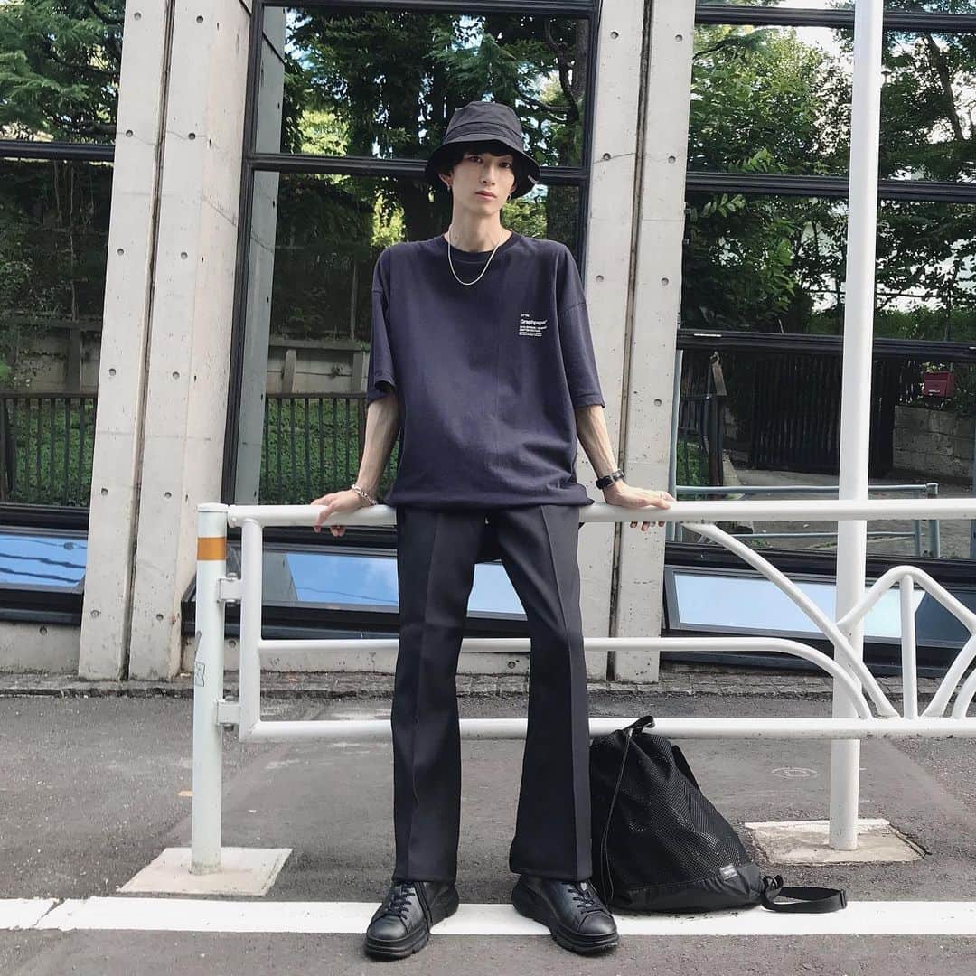 みっきーのインスタグラム：「﻿ ﻿ 最近細めのパンツ疎遠だったけど﻿ こいつは丁度いい太さで気に入った🙆‍♂️﻿ ﻿ ﻿ ﻿ #kaiko﻿ #aton﻿ #graphpaper﻿ #hermes﻿ #gucci﻿ #needles﻿ #marka﻿ #markaware﻿ #porter﻿ #miiiiickystyle﻿ #上質code」