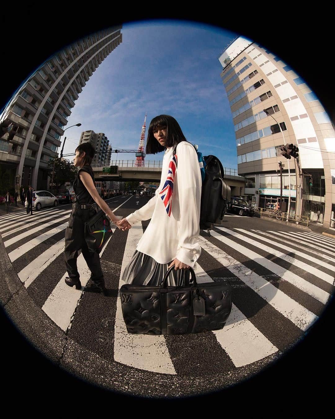 ルイ・ヴィトンさんのインスタグラム写真 - (ルイ・ヴィトンInstagram)「Metamorphosis through scale. @VirgilAbloh’s #LVMenFW19 Campaign was shot by @inezandvinoodh in Japan. Find #LouisVuitton’s latest Men’s Collection in stores and online via link in bio」8月6日 22時00分 - louisvuitton