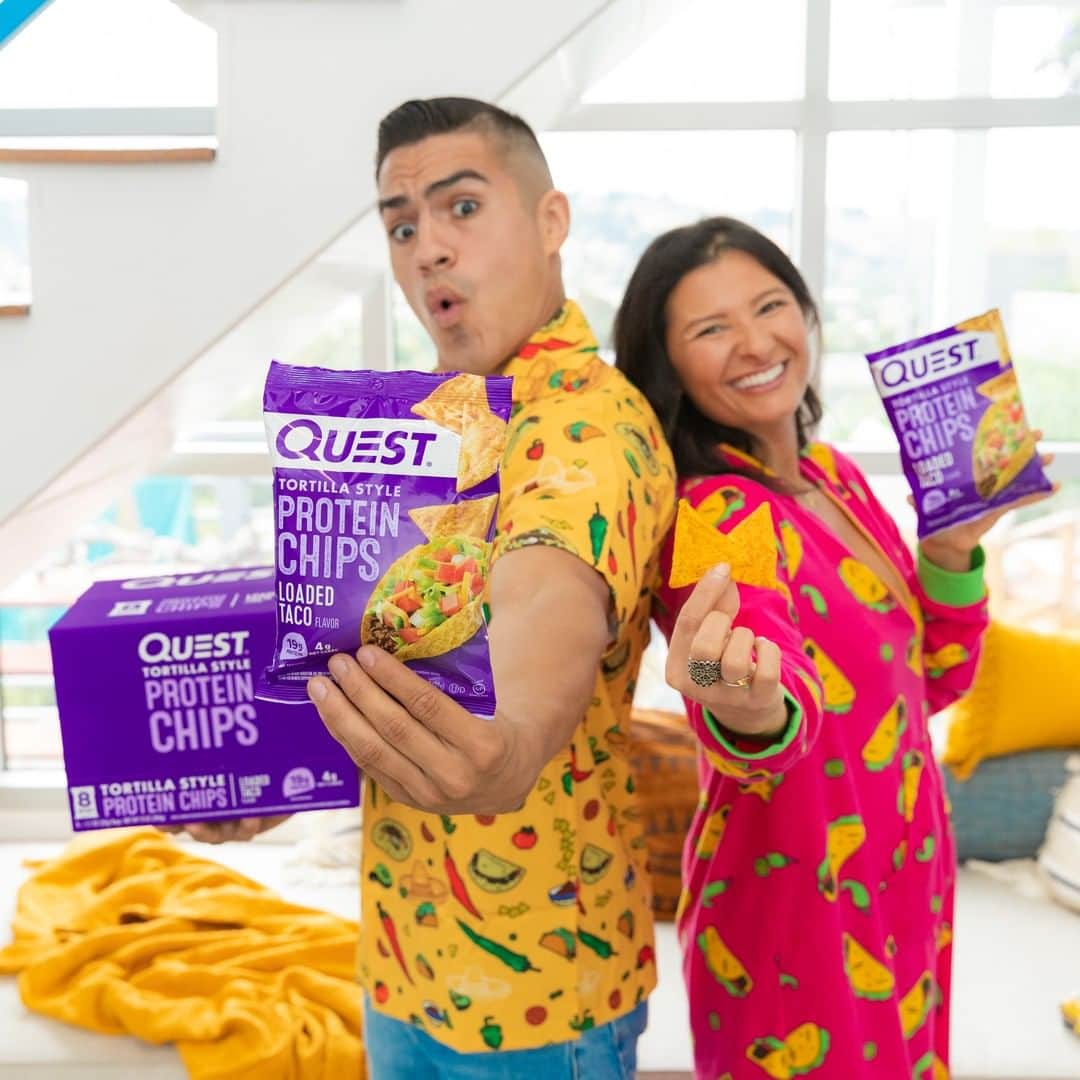 のインスタグラム：「Loaded Taco is AVAILABLE NOW online & in stores at QuestNutrition.com, @amazon, @vitaminshoppe, @gnclivewell, @wincofoods, @hyvee (Midwest), @rousesmarkets (South), @Dierbergs (St. Louis), & your local health/nutrition stores nationwide. 🙌🔥🥳🌮 • Each bag has 19g of protein & 4g net carbs. With taste and macros like these, you can now #TacoEveryday 😜. #OnaQuest」